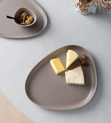 Curve Stoneware サービングソーサー 30x35 cm - Warm Grey - LIND DNA | リンド ディーエヌエー