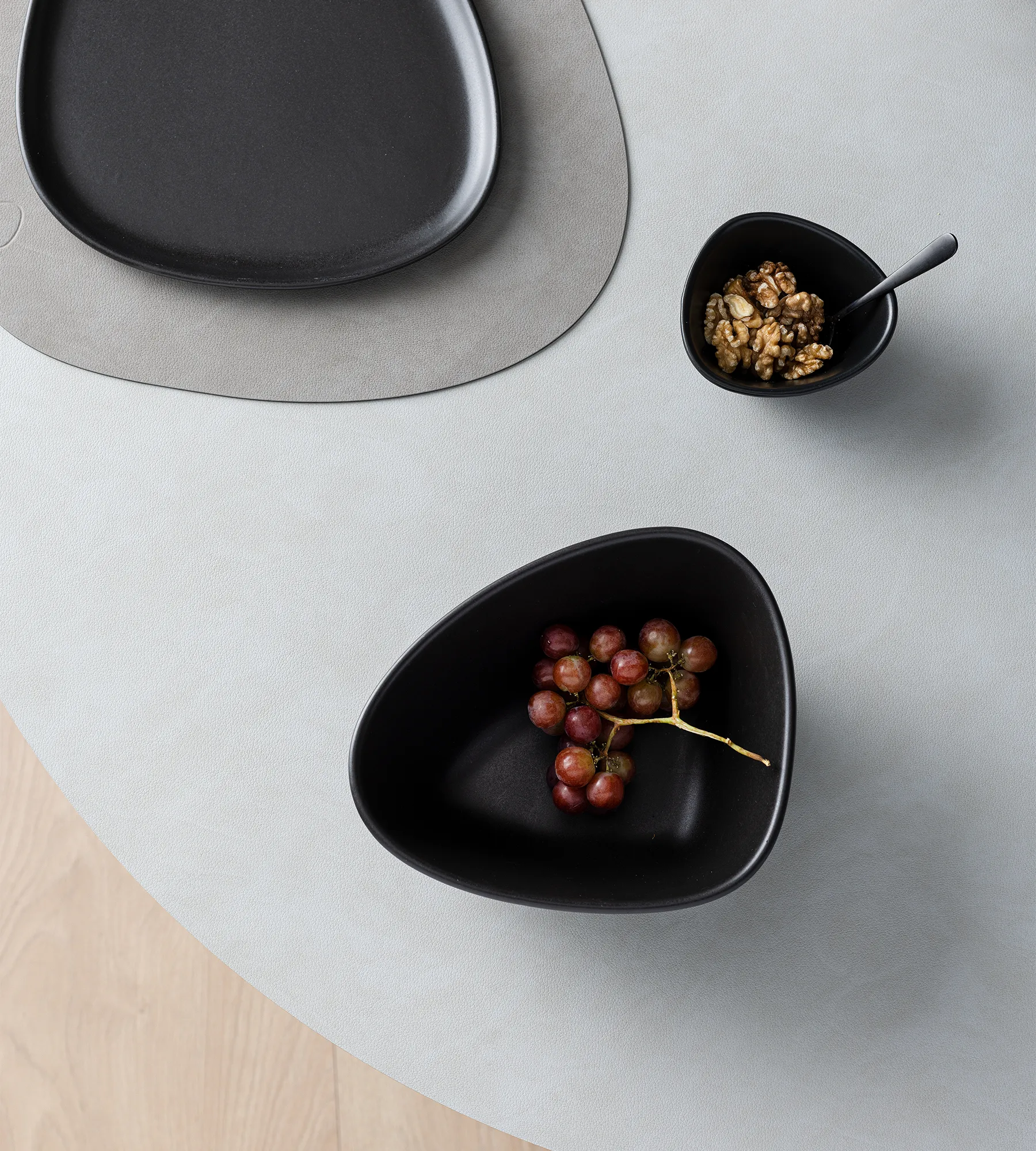 Curve Stoneware ボウル M 20x22 cm, black LIND DNA | リンド ディーエヌエー