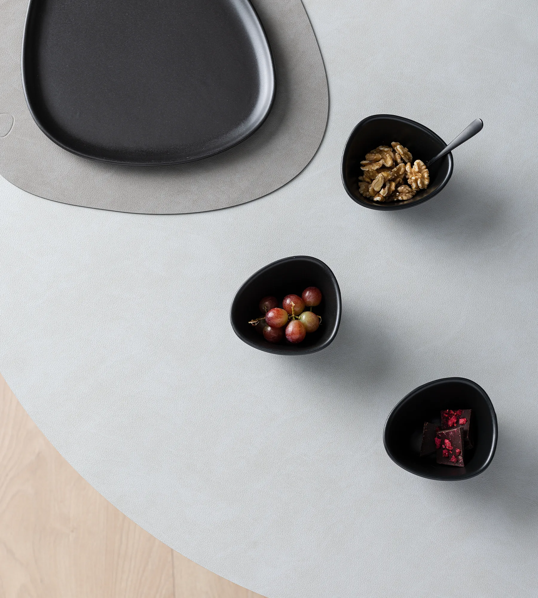 Curve Stoneware ボウル S 10x11 cm, black LIND DNA | リンド ディーエヌエー