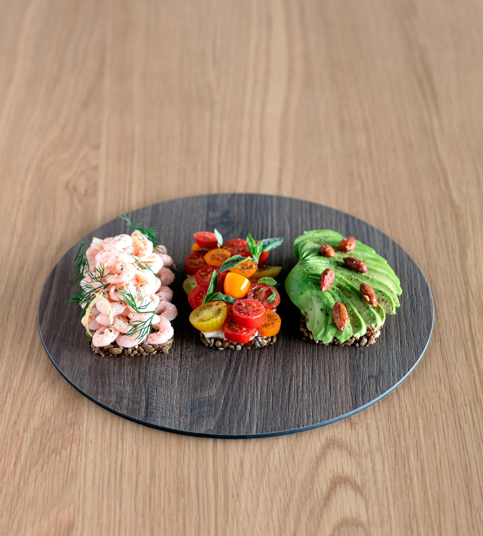 Cut and Serve ラウンド まな板M, Walnut LIND DNA | リンド ディーエヌエー