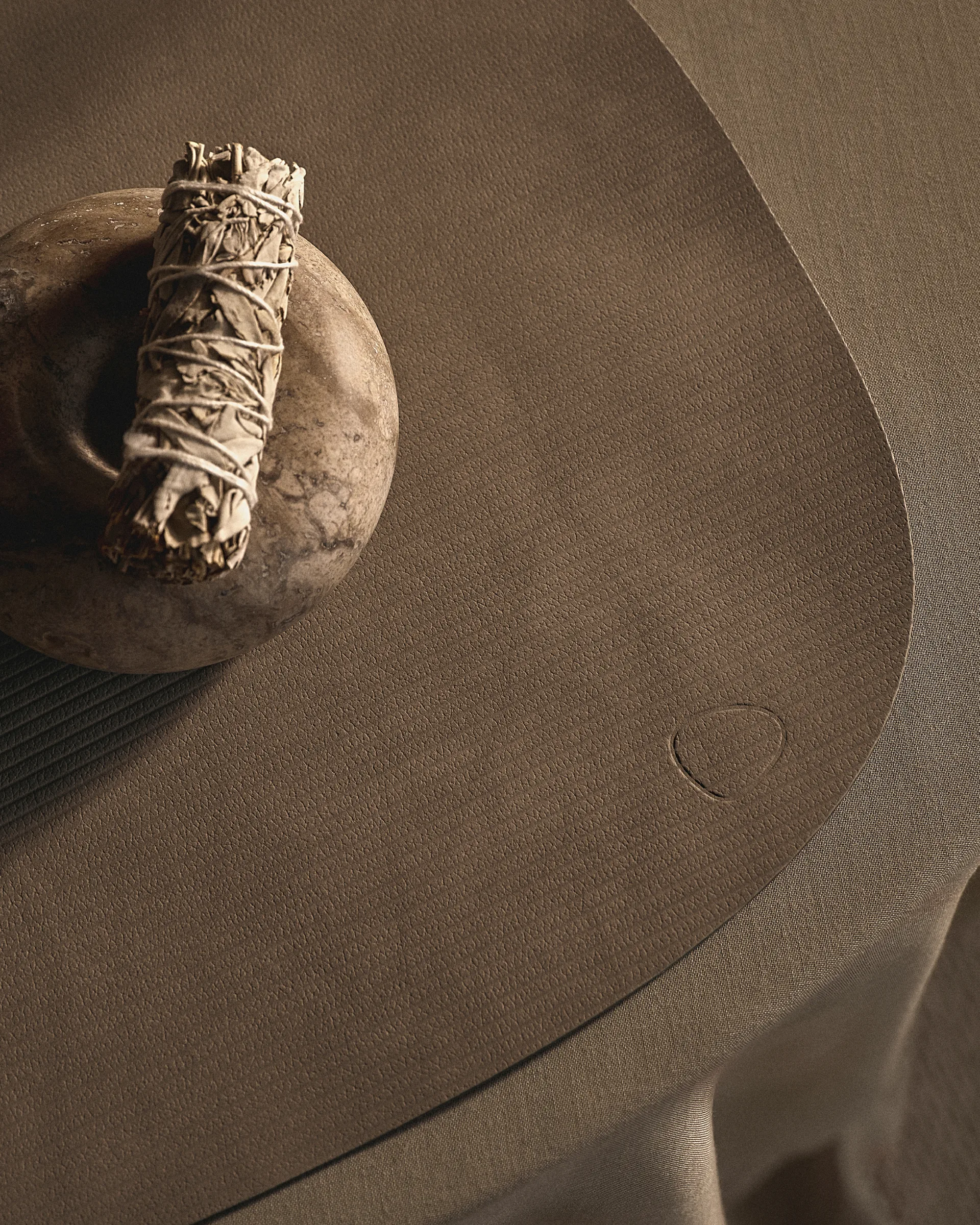 コーデュロイ ランチョンマット カーブ L, Nomad Grey LIND DNA | リンド ディーエヌエー