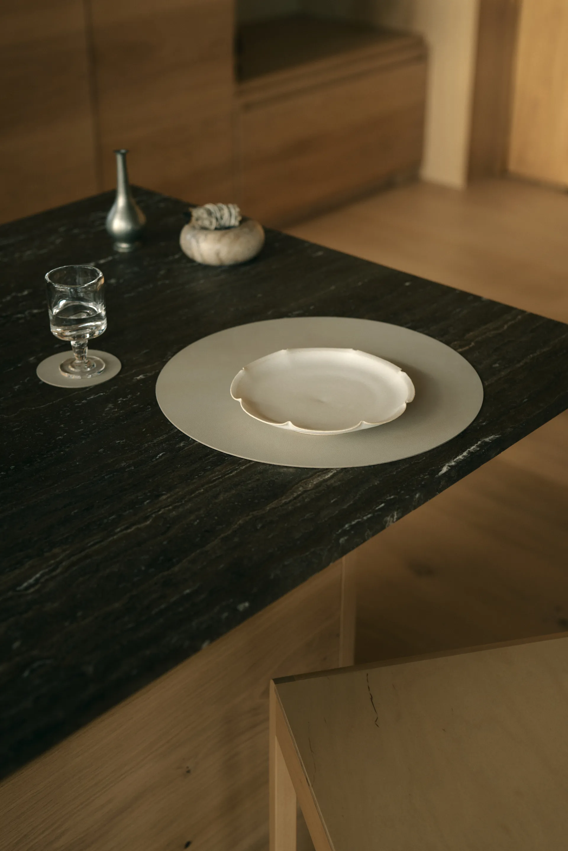 Nupo プレースマット, Oyster white, circle, L LIND DNA | リンド ディーエヌエー