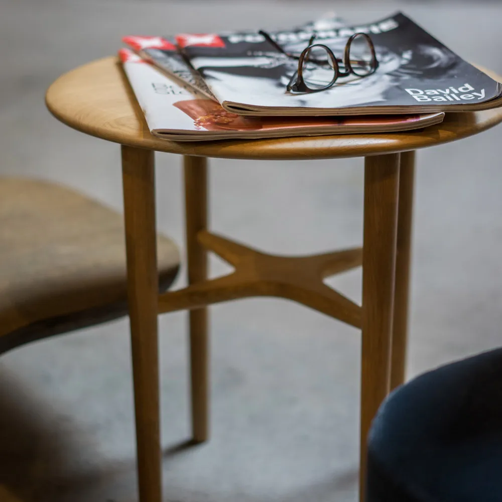 Crest サイドテーブル, oak white pigmented clear lacquer Mavis