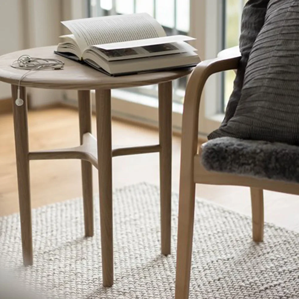 Crest サイドテーブル, oak white pigmented clear lacquer Mavis