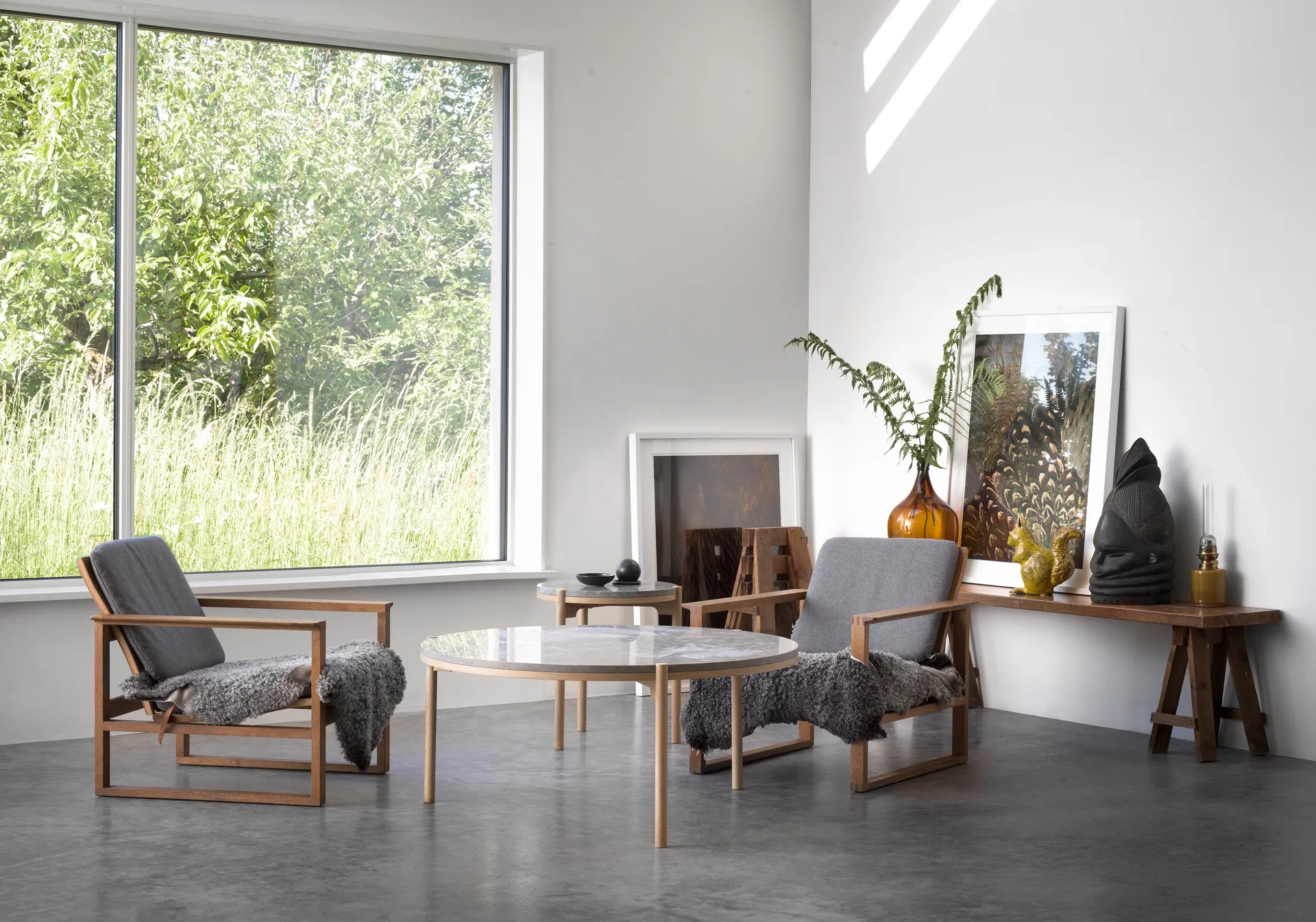 Dondoサイドテーブル white pigmented oak Ø45 cm, Honed limestone Mavis