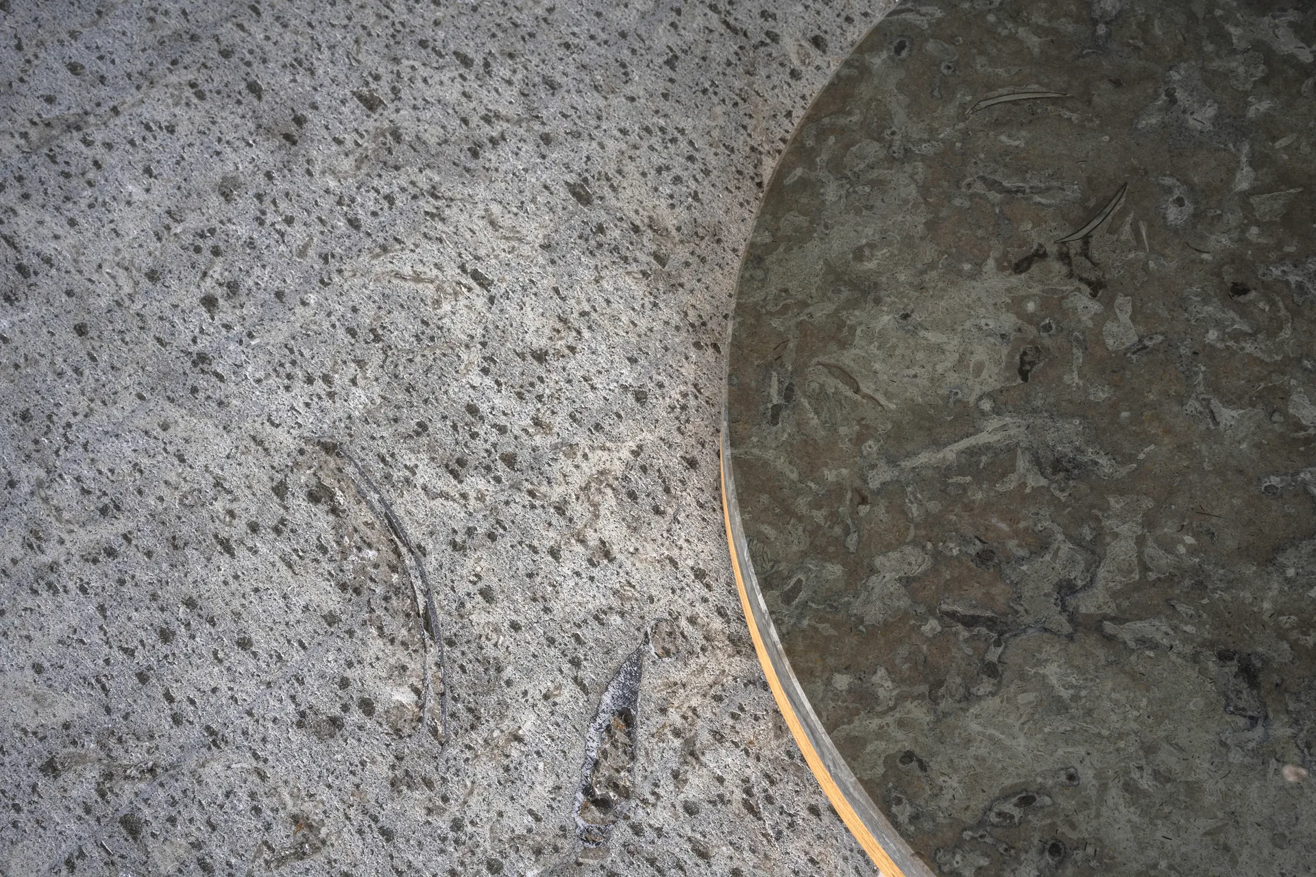 Dondoサイドテーブル white pigmented oak Ø45 cm, Honed limestone Mavis