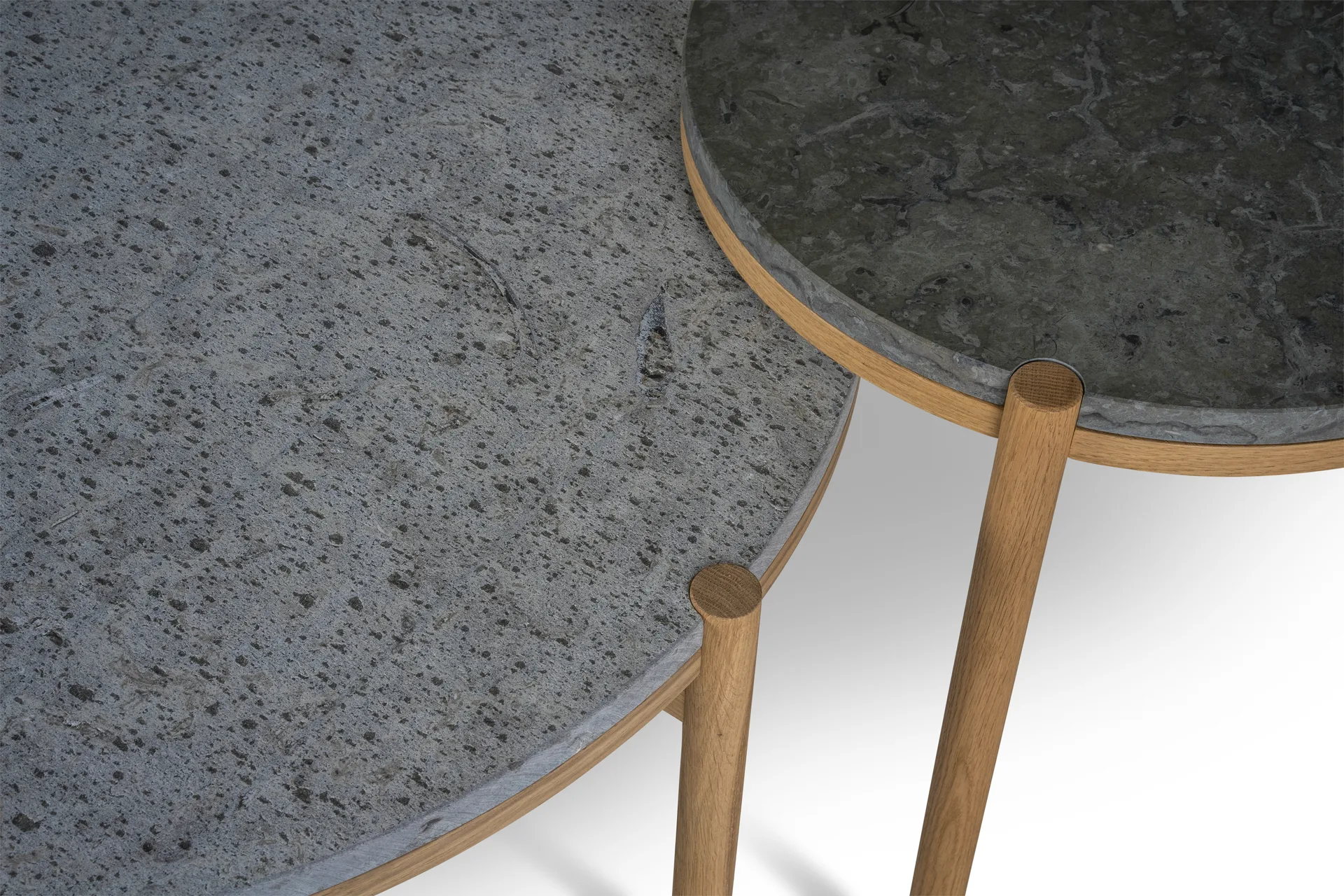 Dondoサイドテーブル white pigmented oak Ø45 cm, Honed limestone Mavis