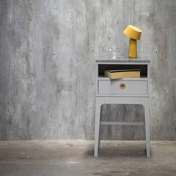 Höllviken ハイレッグ ベッドサイドテーブル - light gray - Mavis