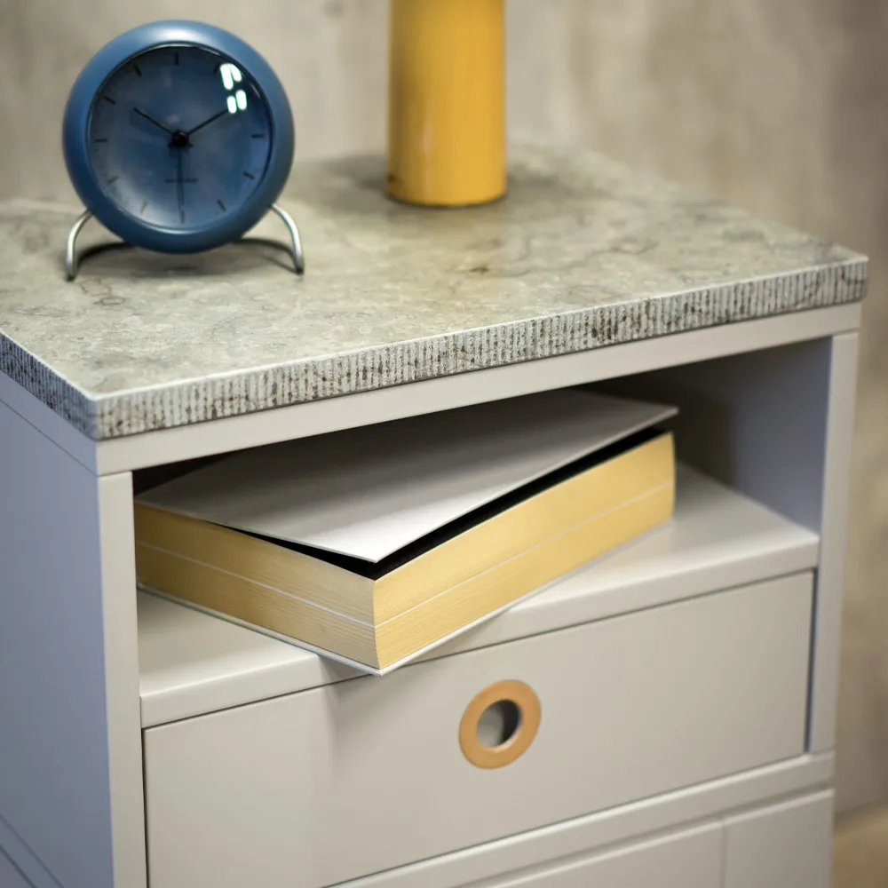 Höllviken ハイレッグ ベッドサイドテーブル, light gray Mavis