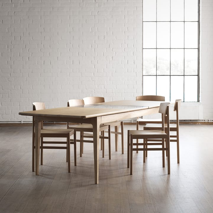 Höllviken ダイニングテーブル, Oak white pigmented matte lacquer-1 insert-limestone ø 50 cm Mavis