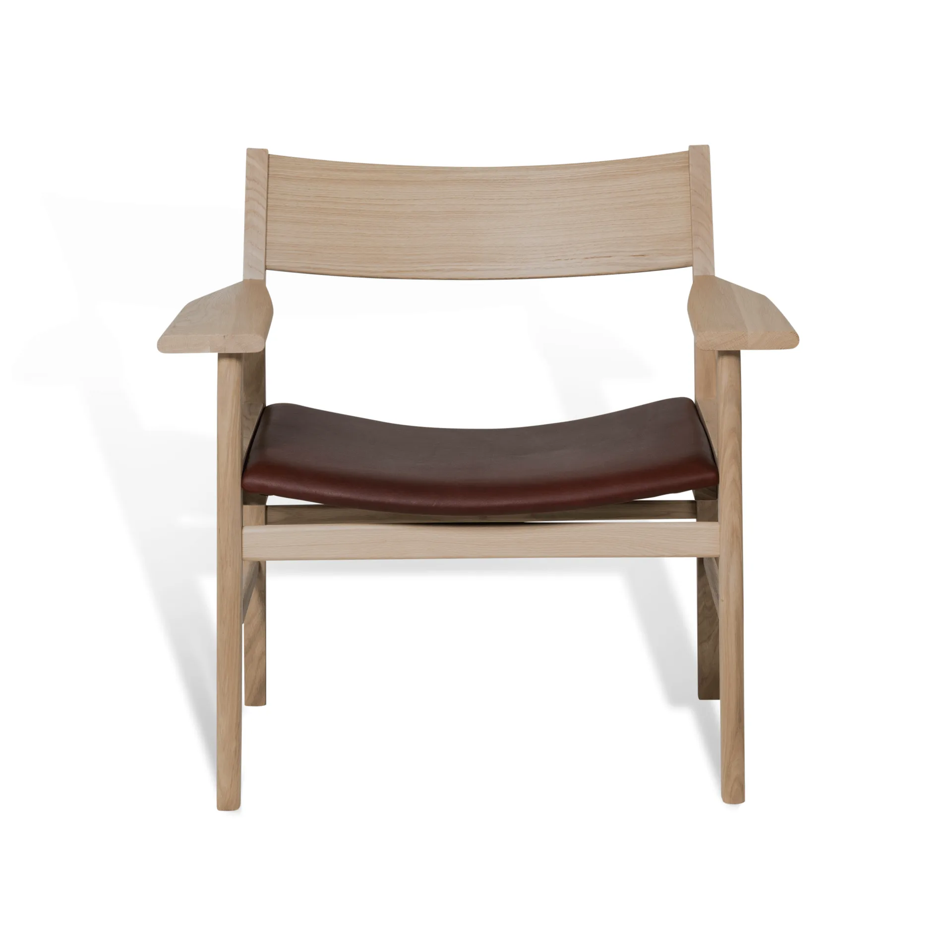Siza ラウンジチェア, ホワイトピグメント マットラッカー仕上げオーク – Mocca Tärnsjö レザー Mavis