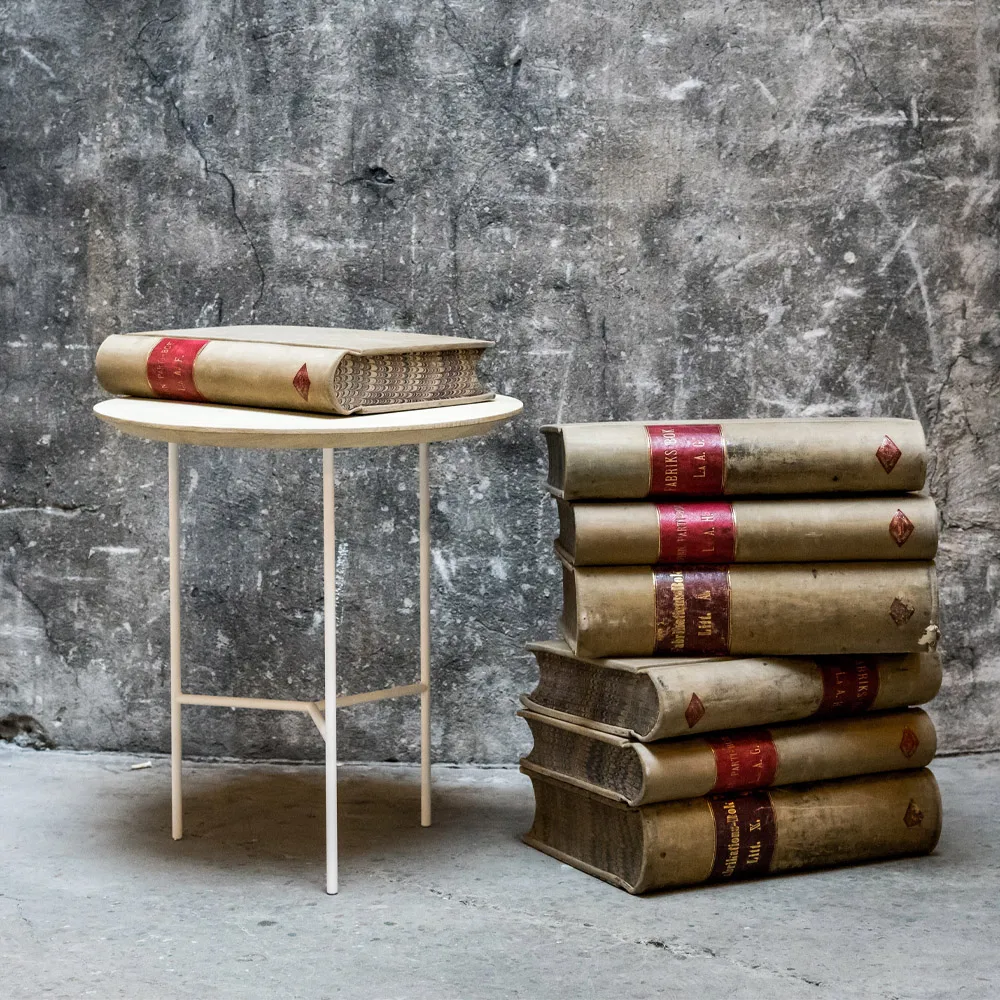 Tribeca サイドテーブル, oak lacquer, black legs, ø47 cm Mavis