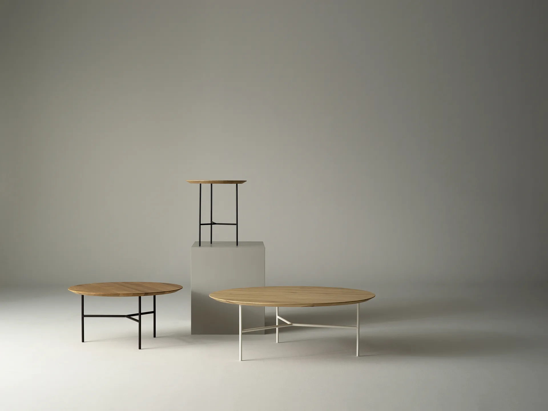 Tribeca サイドテーブル, oak lacquer, satin chrome legs, ø47 cm Mavis