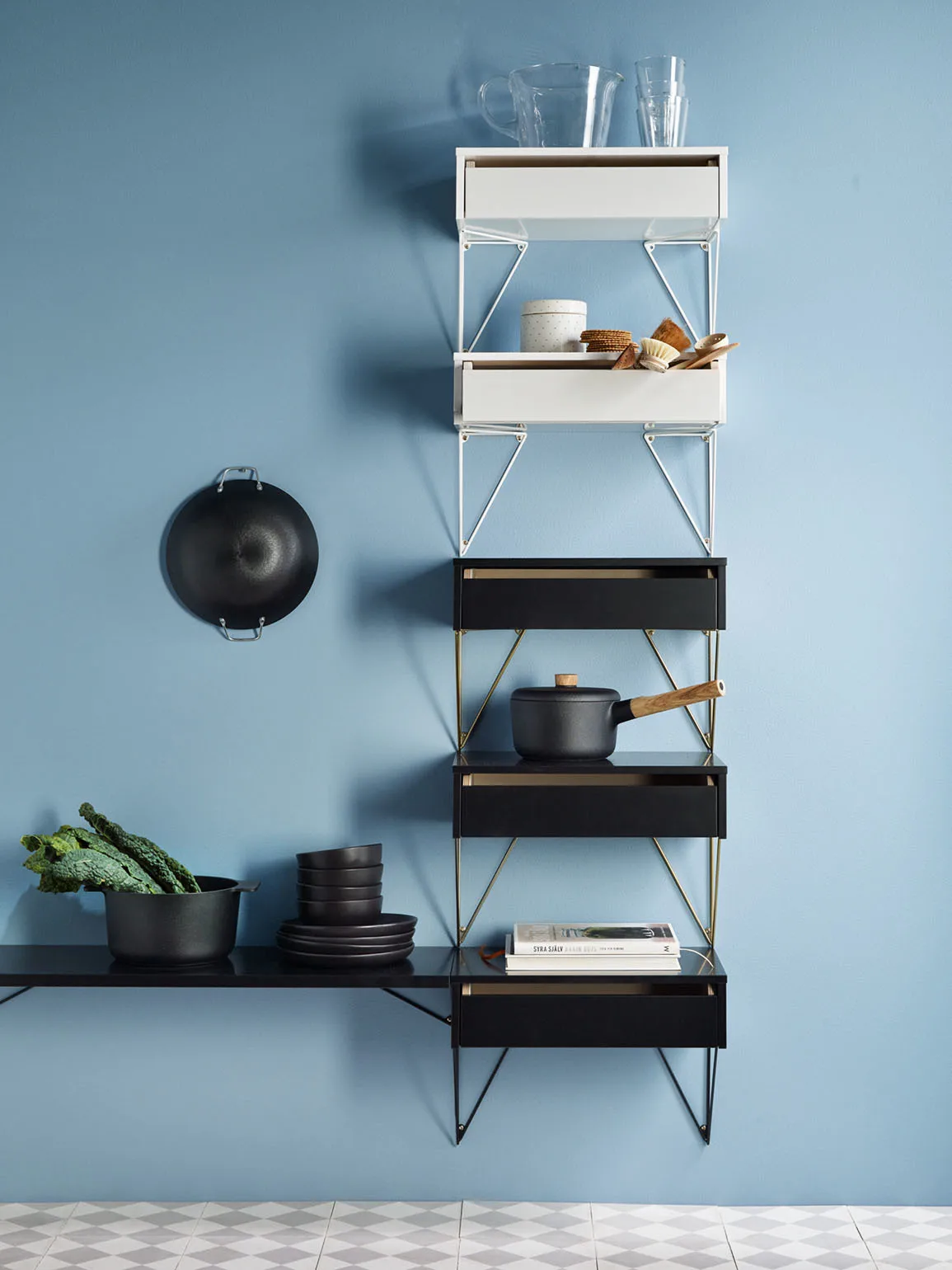 PYTHAGORAS SHELF ピタゴラスシェルフ➕ ブラックブラケット 魔法のシェルフ、その名はピタゴラス！】のスタイリング