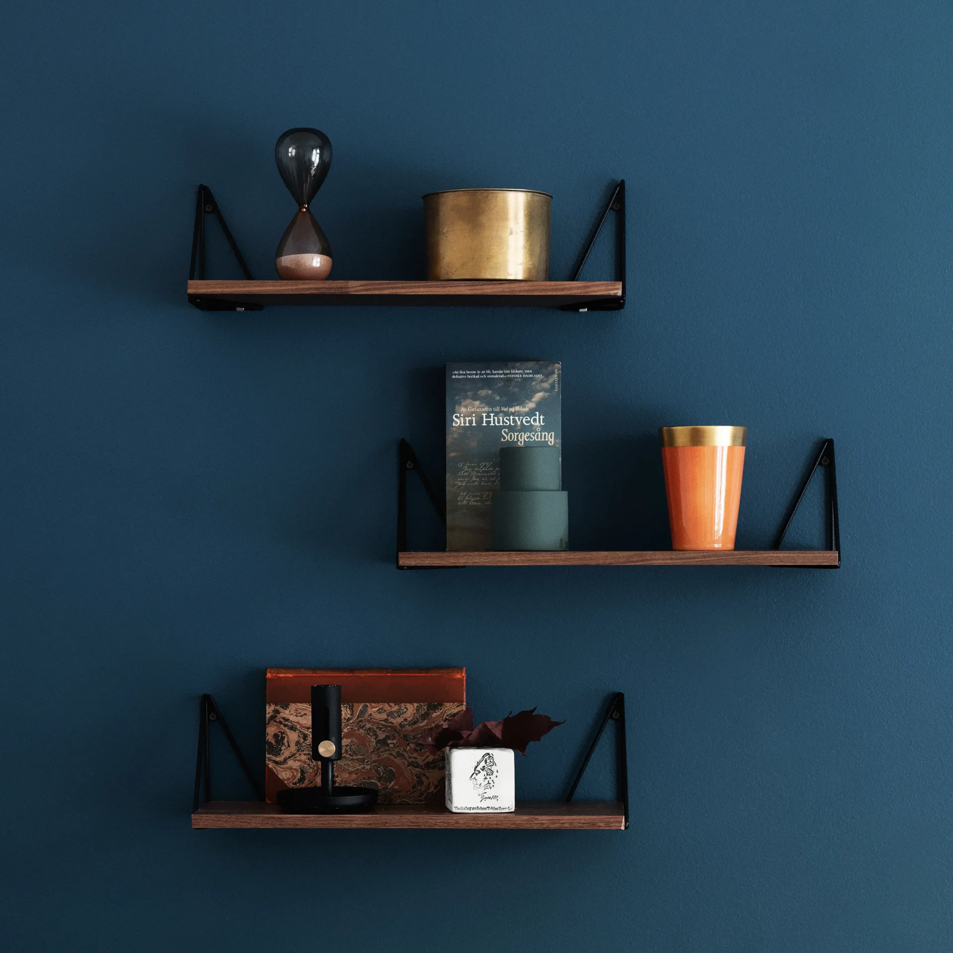 Pythagoras XS シェルフ, walnut, black Maze | メイズ