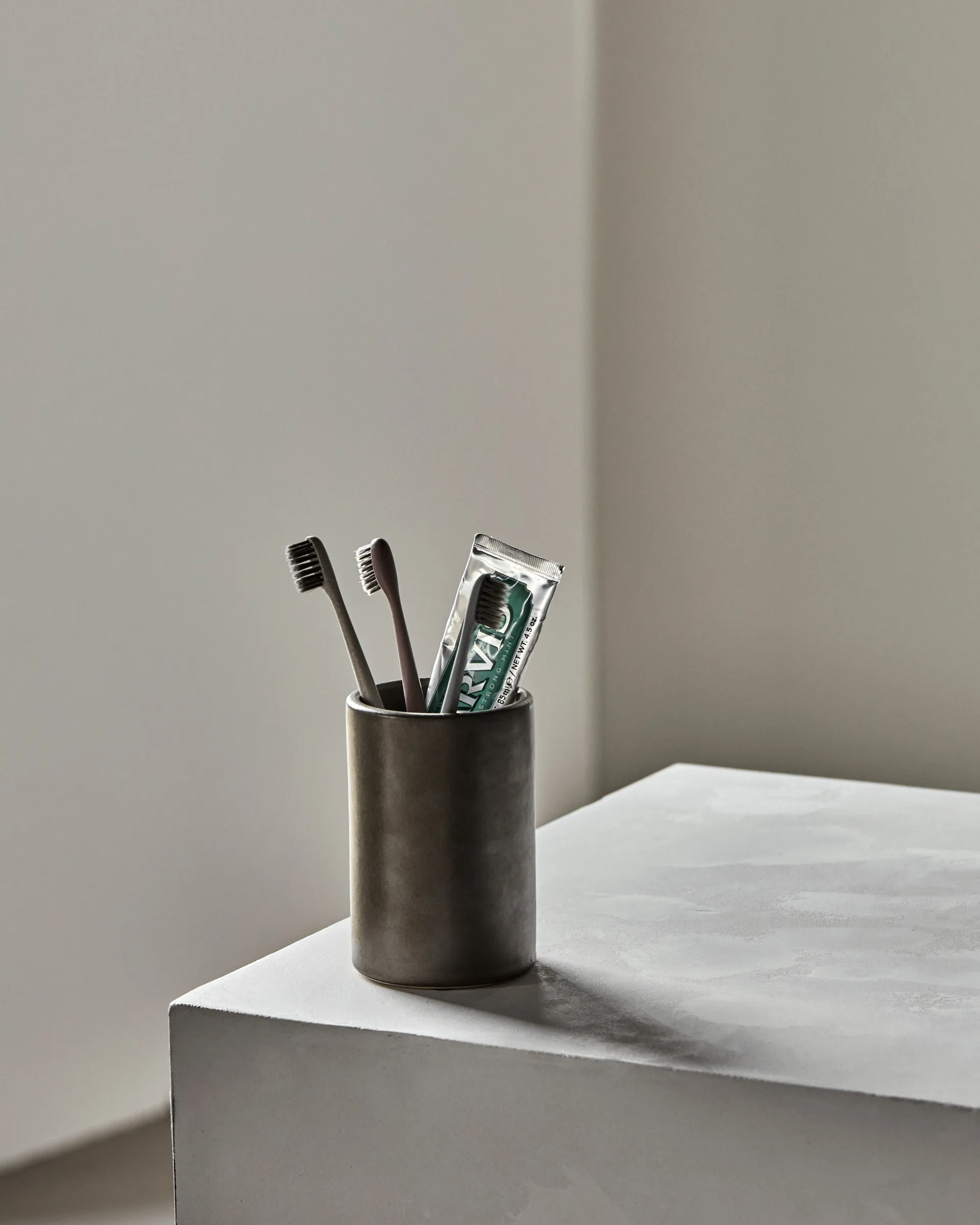 Datura 歯ブラシホルダー Ø8 cm, Dark gray Meraki | メラキ