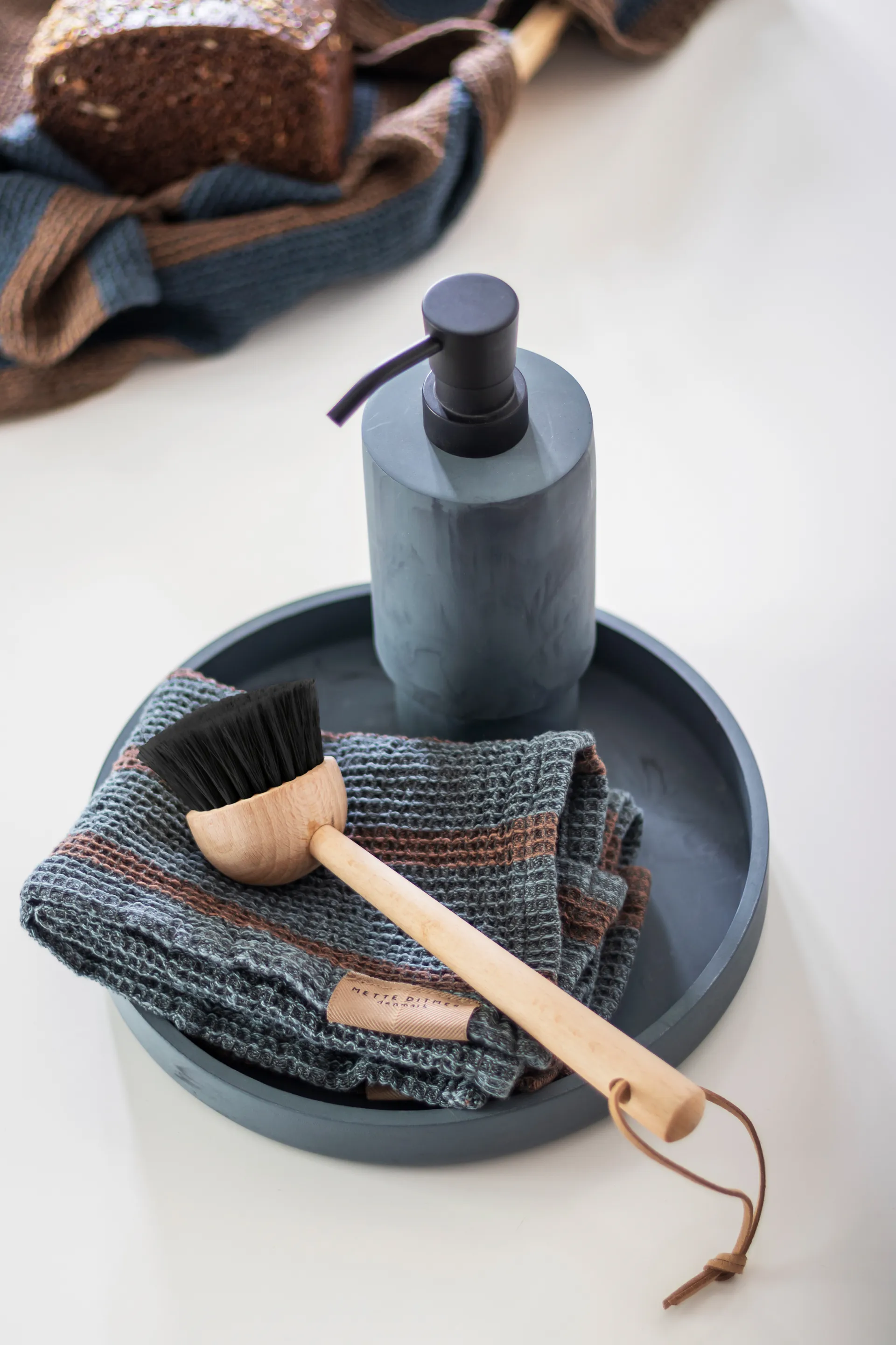 Attitude トレイ Ø22 cm, Slate blue Mette Ditmer | メッテ ディトマー