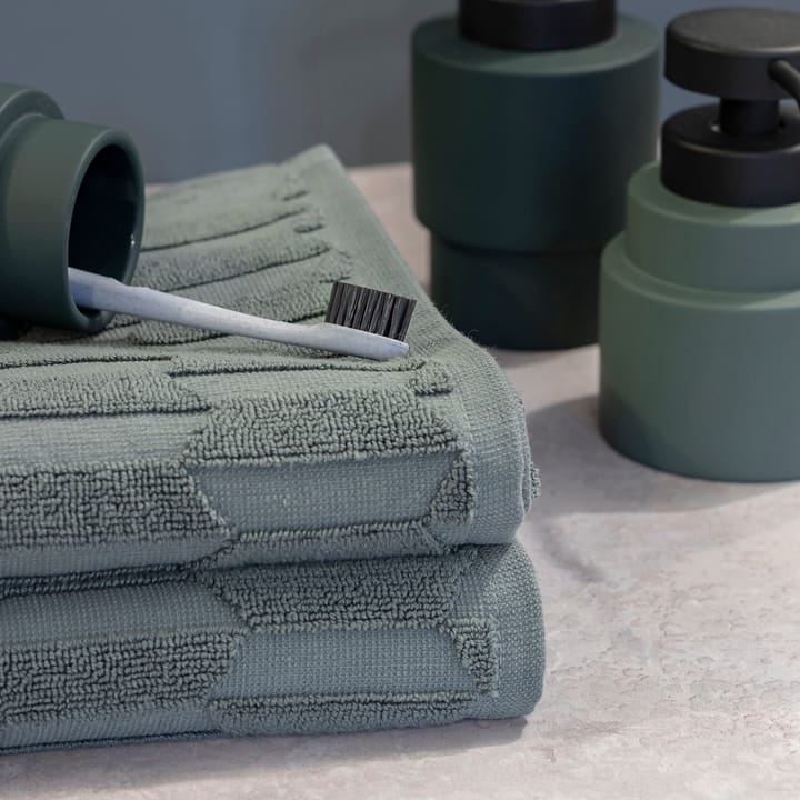 Geo タオル 50x95 cm - pine green - Mette Ditmer | メッテ ディトマー