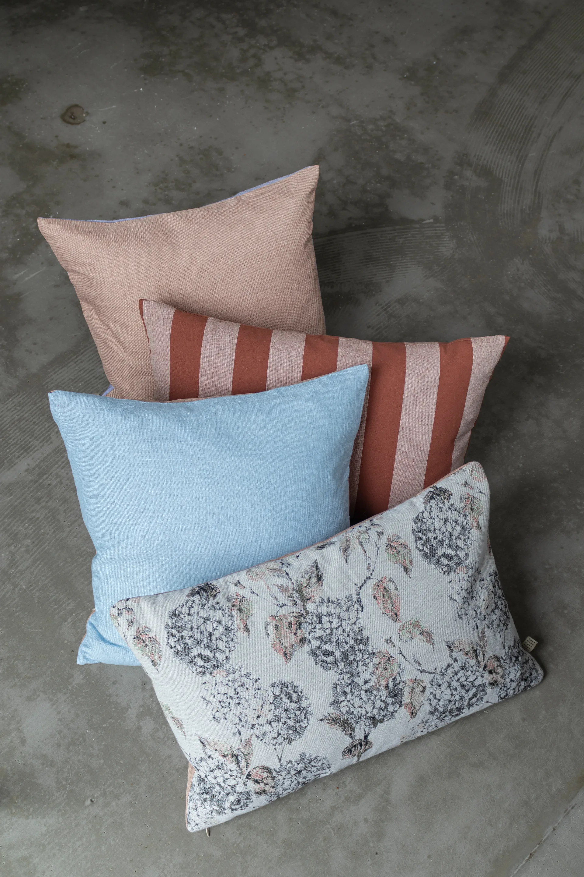 Hydrangea クッション 40x60 cm, Off-white-peach Mette Ditmer | メッテ ディトマー