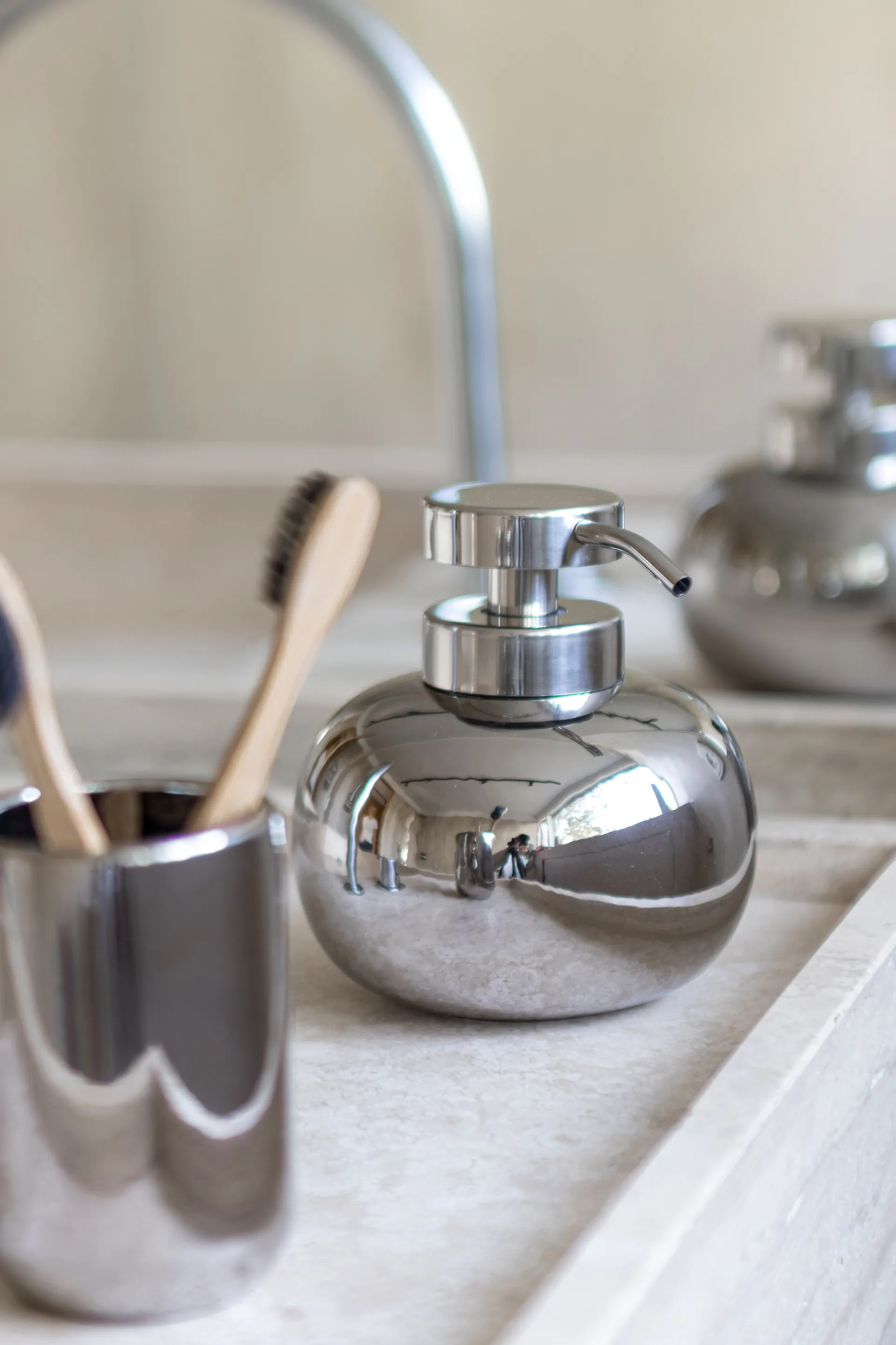 Lotus ソープディスペンサー low, Chrome Mette Ditmer | メッテ ディトマー