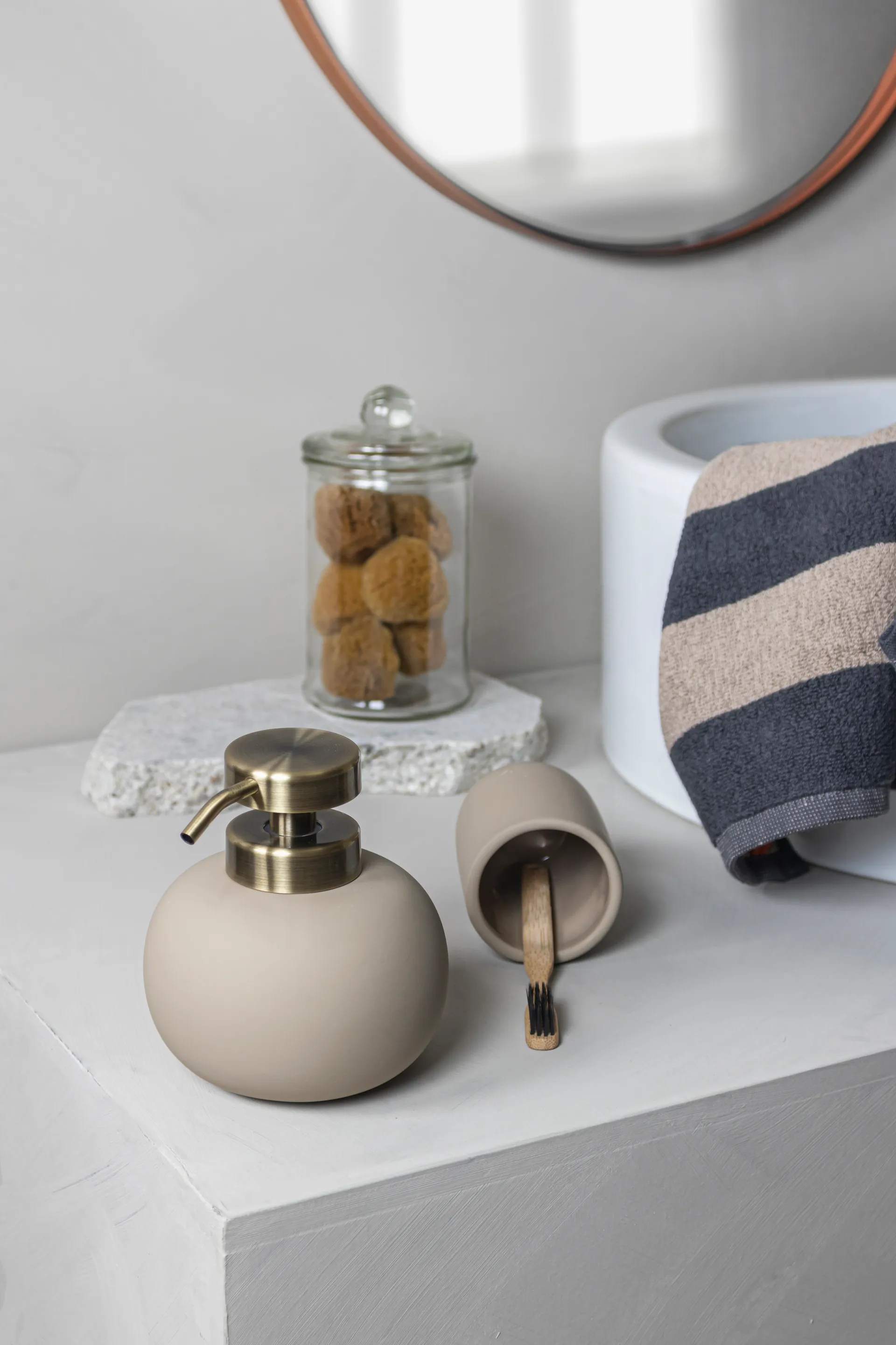 Lotus ソープディスペンサー, sand (off-white) Mette Ditmer | メッテ ディトマー