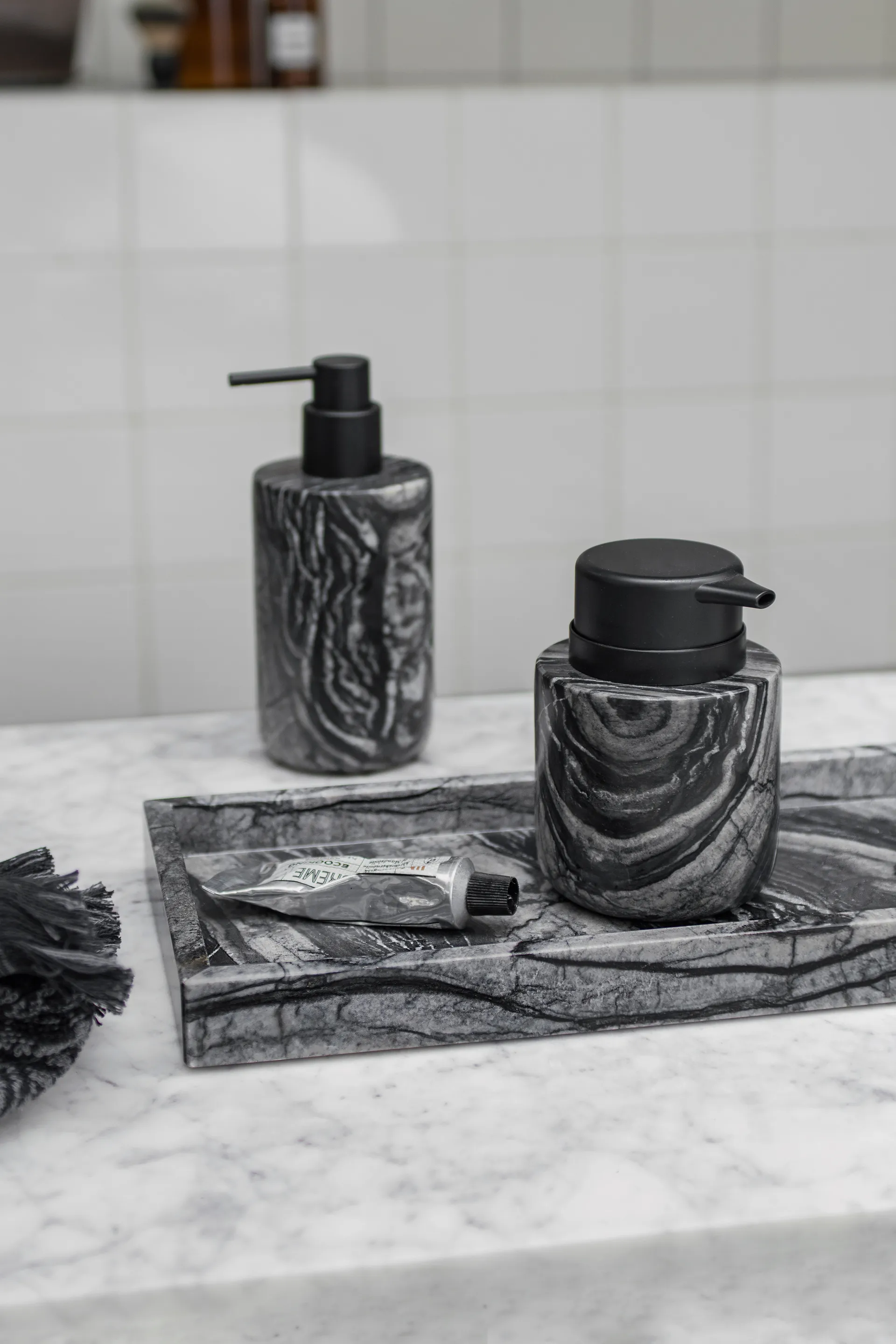 Marble デコレーショントレイ 16x31 cm, Black-Grey Mette Ditmer | メッテ ディトマー