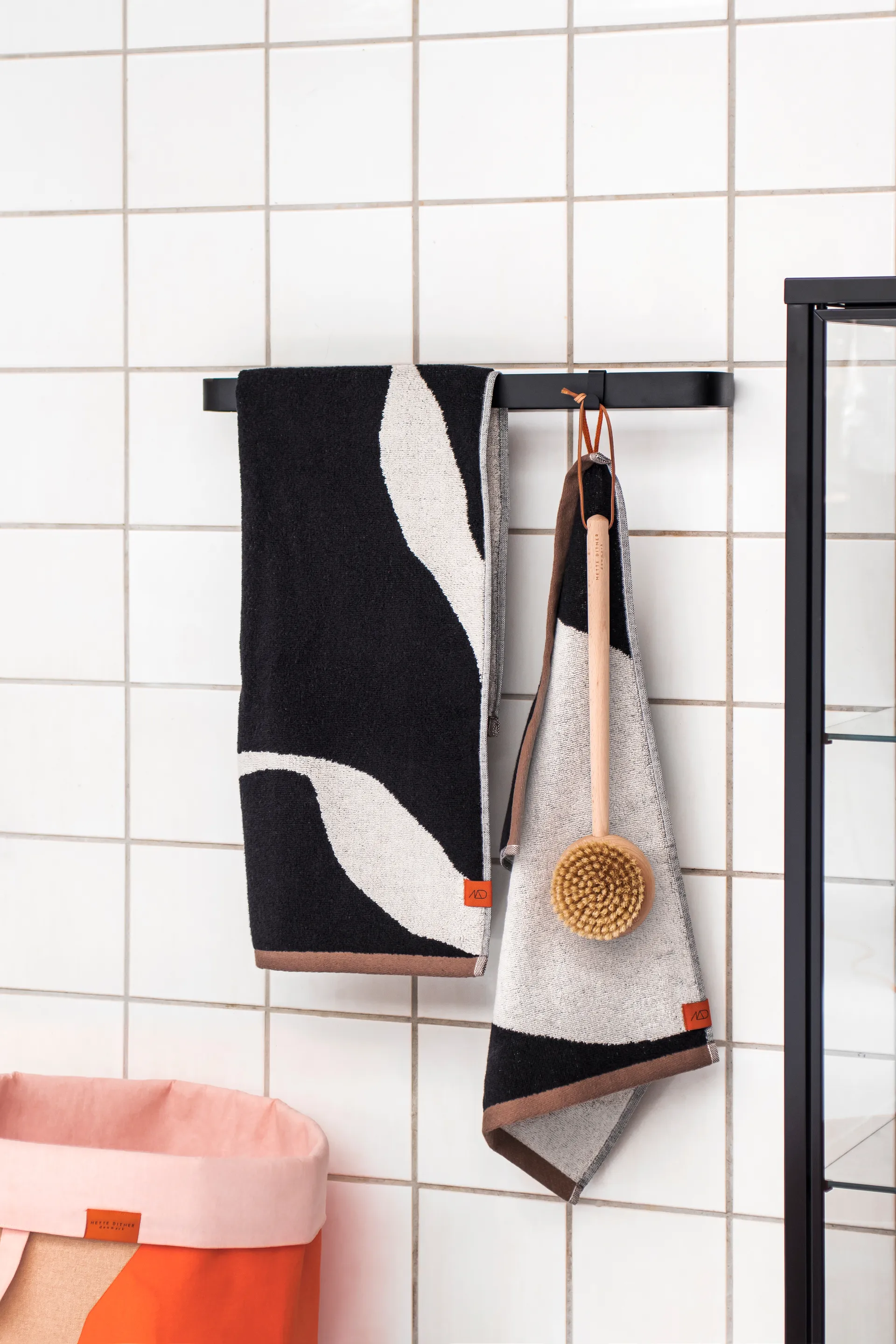 Nova Arte ゲストタオル 40x55 cm 2-pack, Black-off white Mette Ditmer | メッテ ディトマー