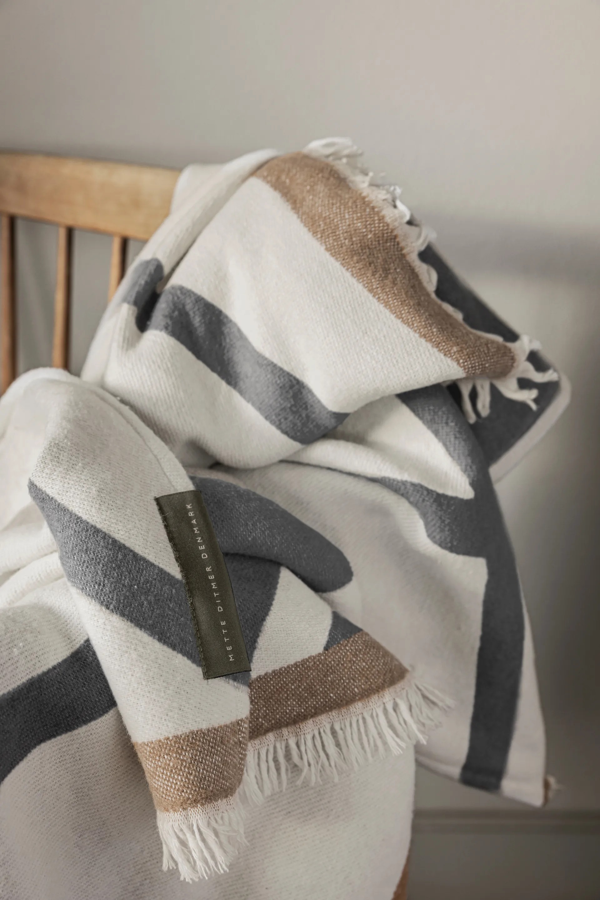 Shadow スローブランケット, Off-white grey, 130x175 cm Mette Ditmer | メッテ ディトマー