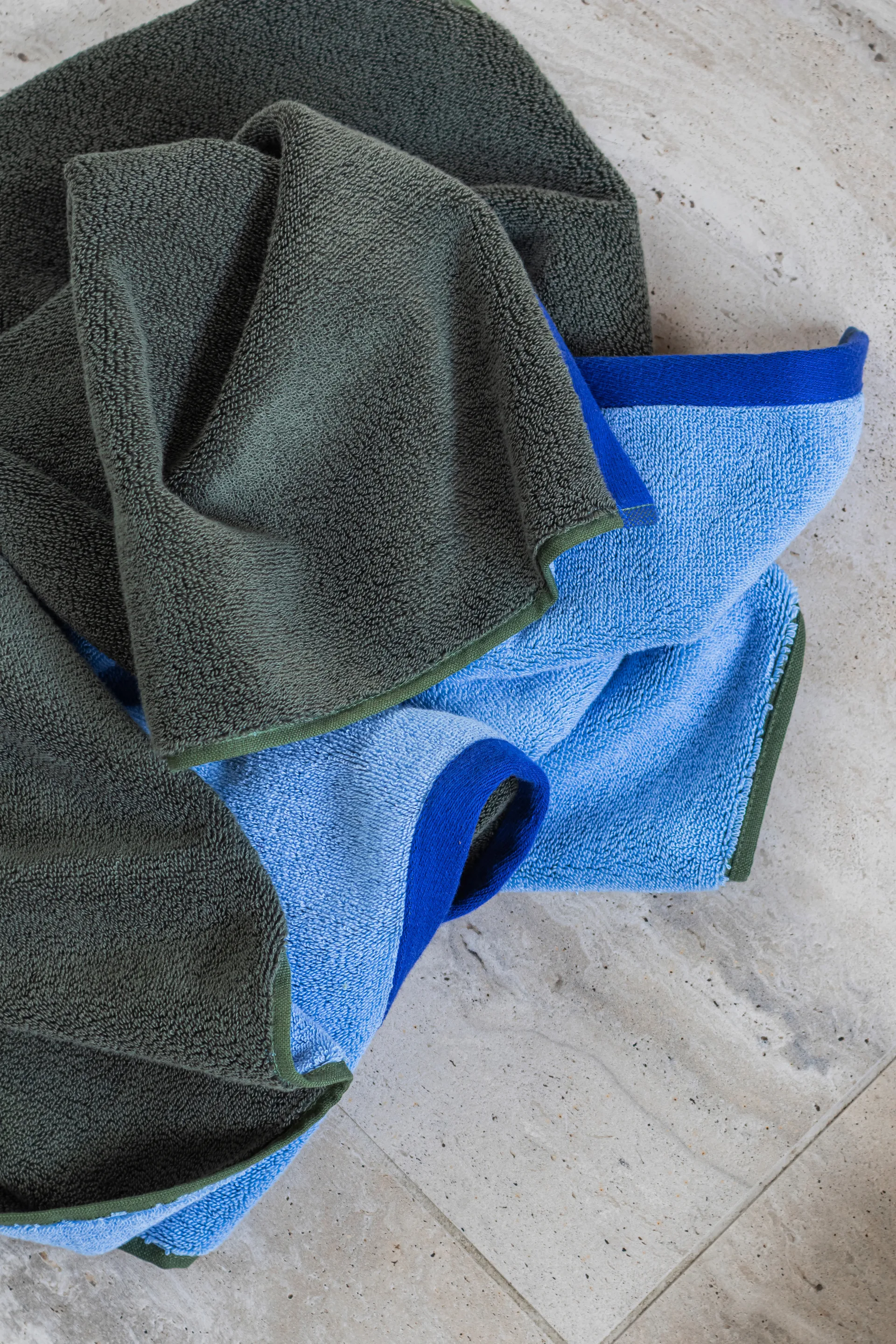 Soft バスタオル 70x133 cm, Dark olive-light blue Mette Ditmer | メッテ ディトマー