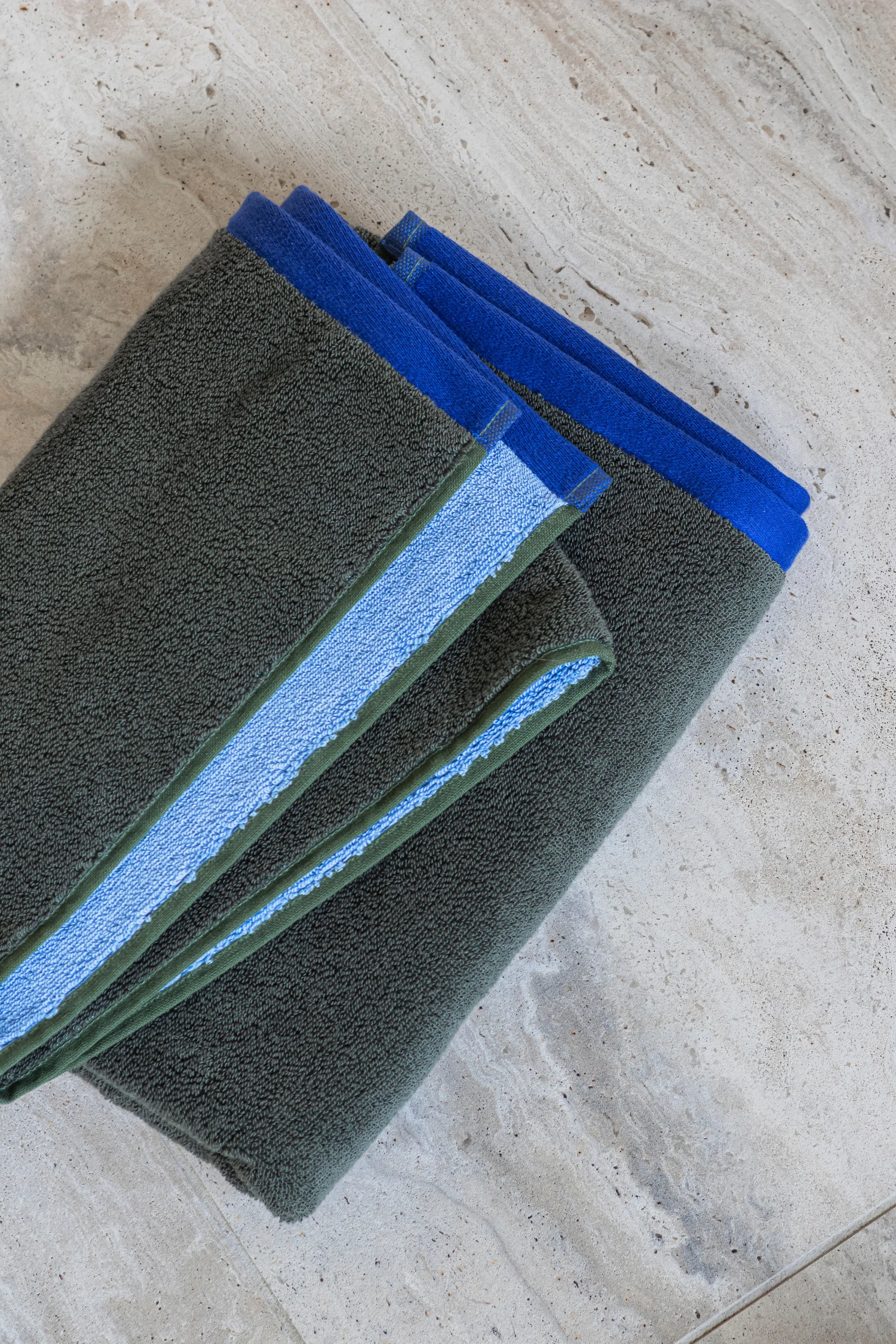 Soft バスタオル 70x133 cm, Dark olive-light blue Mette Ditmer | メッテ ディトマー
