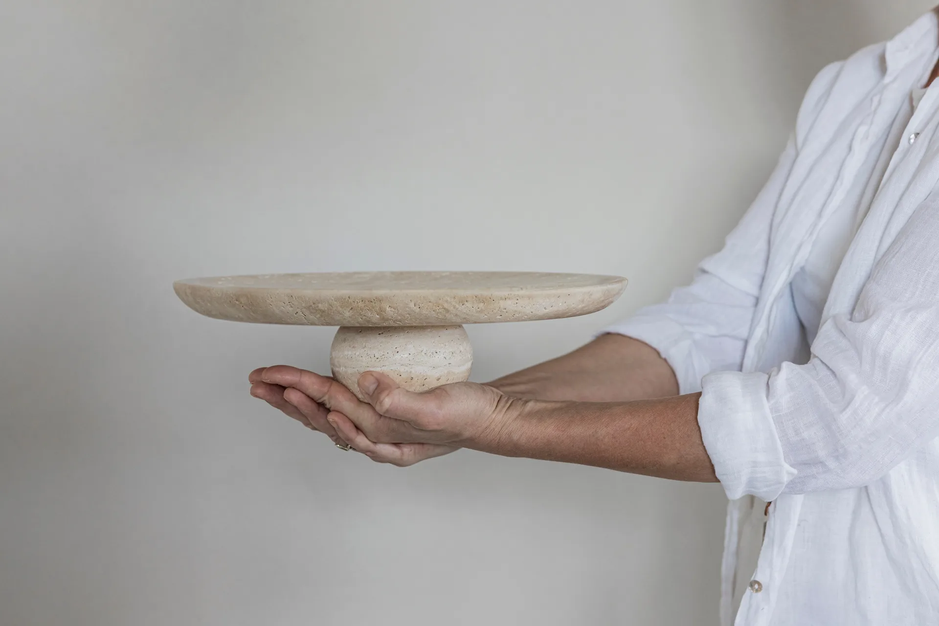 Travertine ペデスタル, Linen, Ø32x8.5 cm Mette Ditmer | メッテ ディトマー