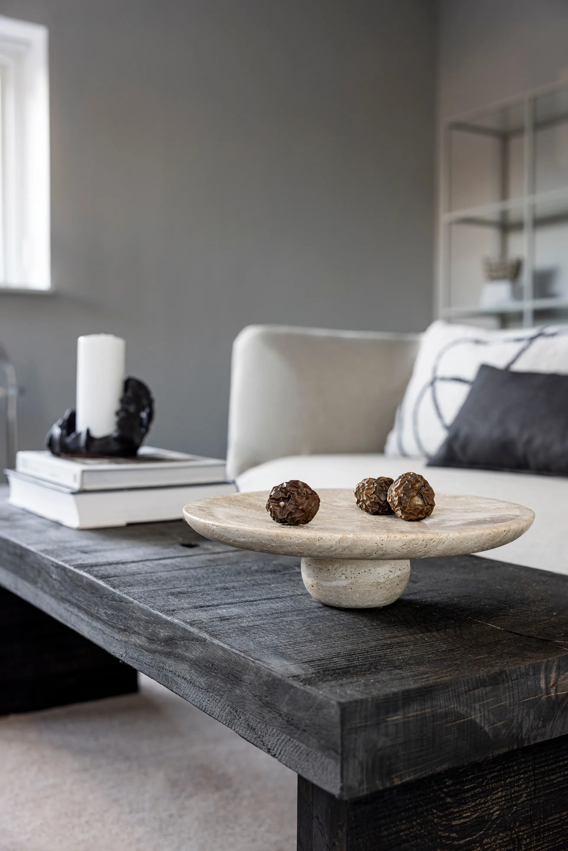 Travertine ペデスタル, Linen, Ø32x8.5 cm Mette Ditmer | メッテ ディトマー