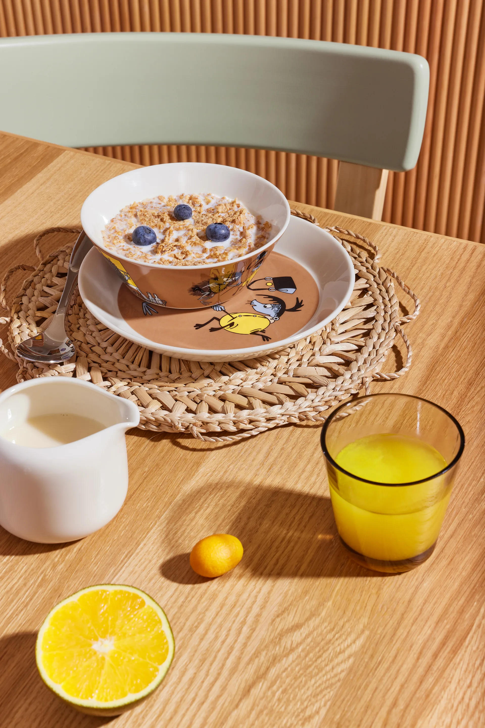 Stinky in action ムーミン プレート, Brown Moomin Arabia