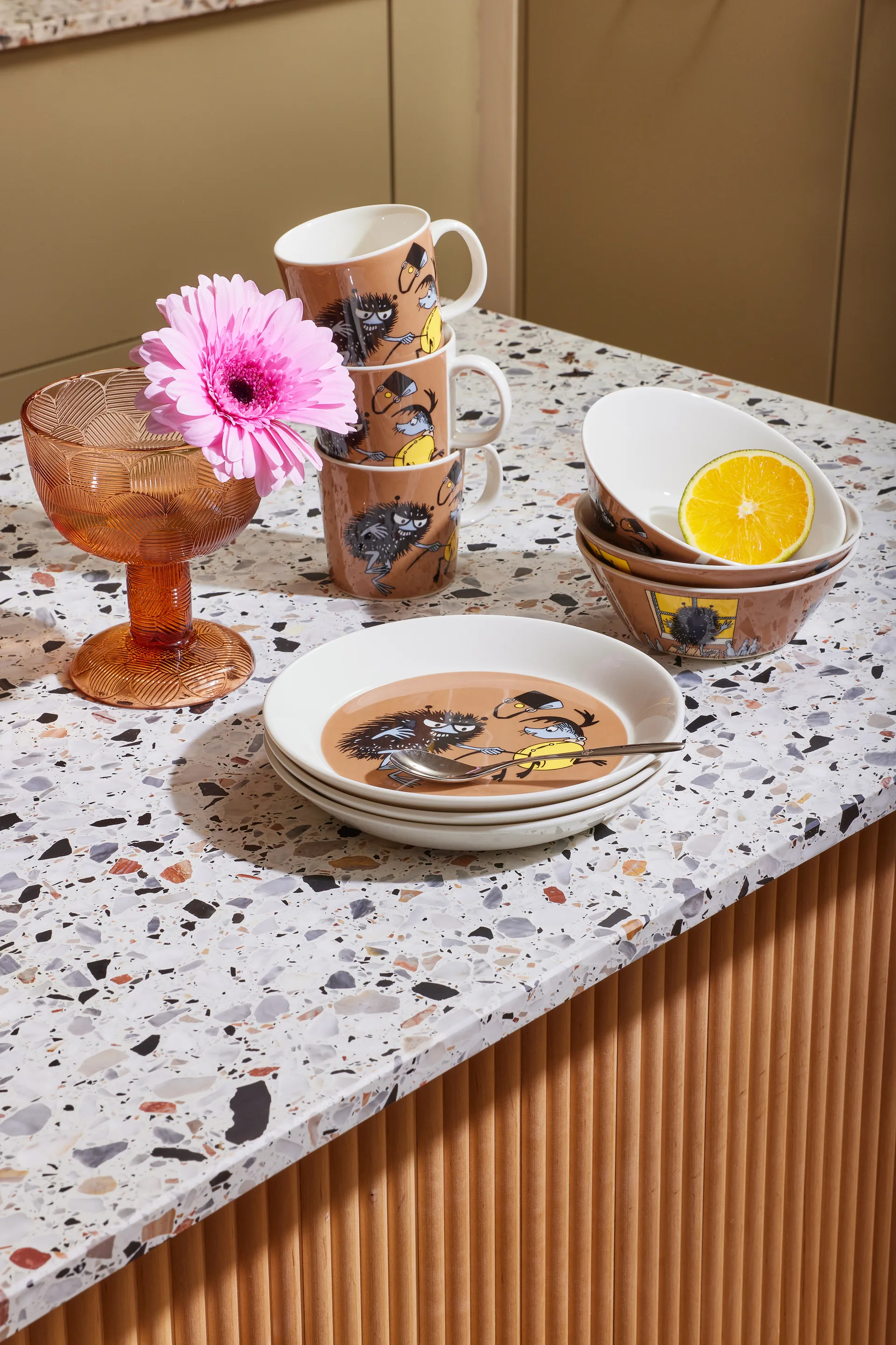 Stinky in action ムーミン プレート, Brown Moomin Arabia