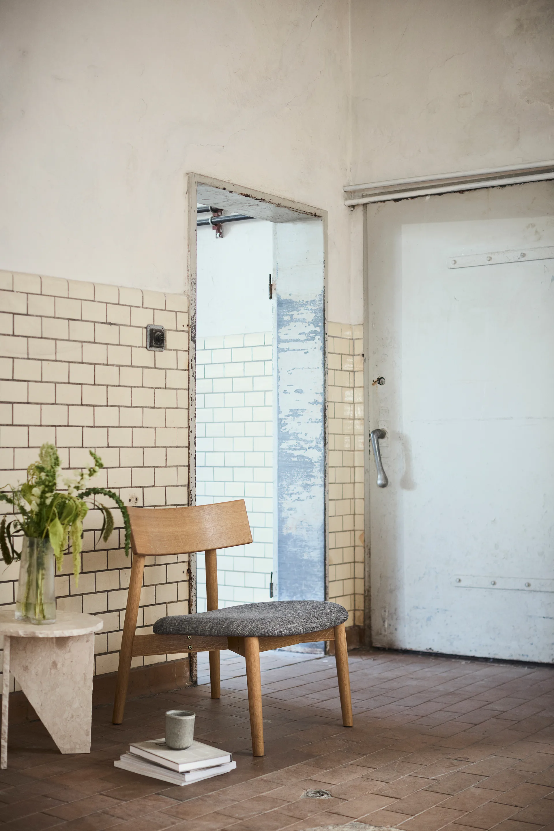 Tetra ラウンジチェア, Concrete-colored fabric–natural oiled oak MUUBS | ムーブス