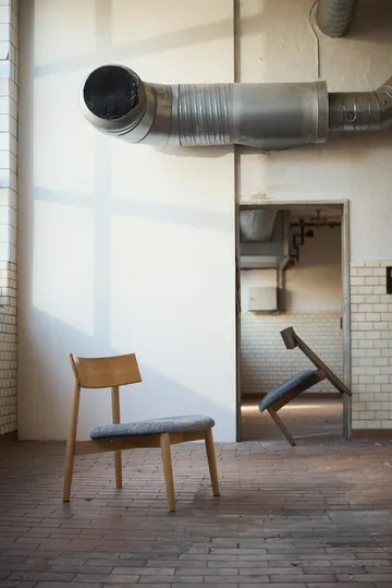 Tetra ラウンジチェア - Concrete-colored fabric–natural oiled oak - MUUBS | ムーブス