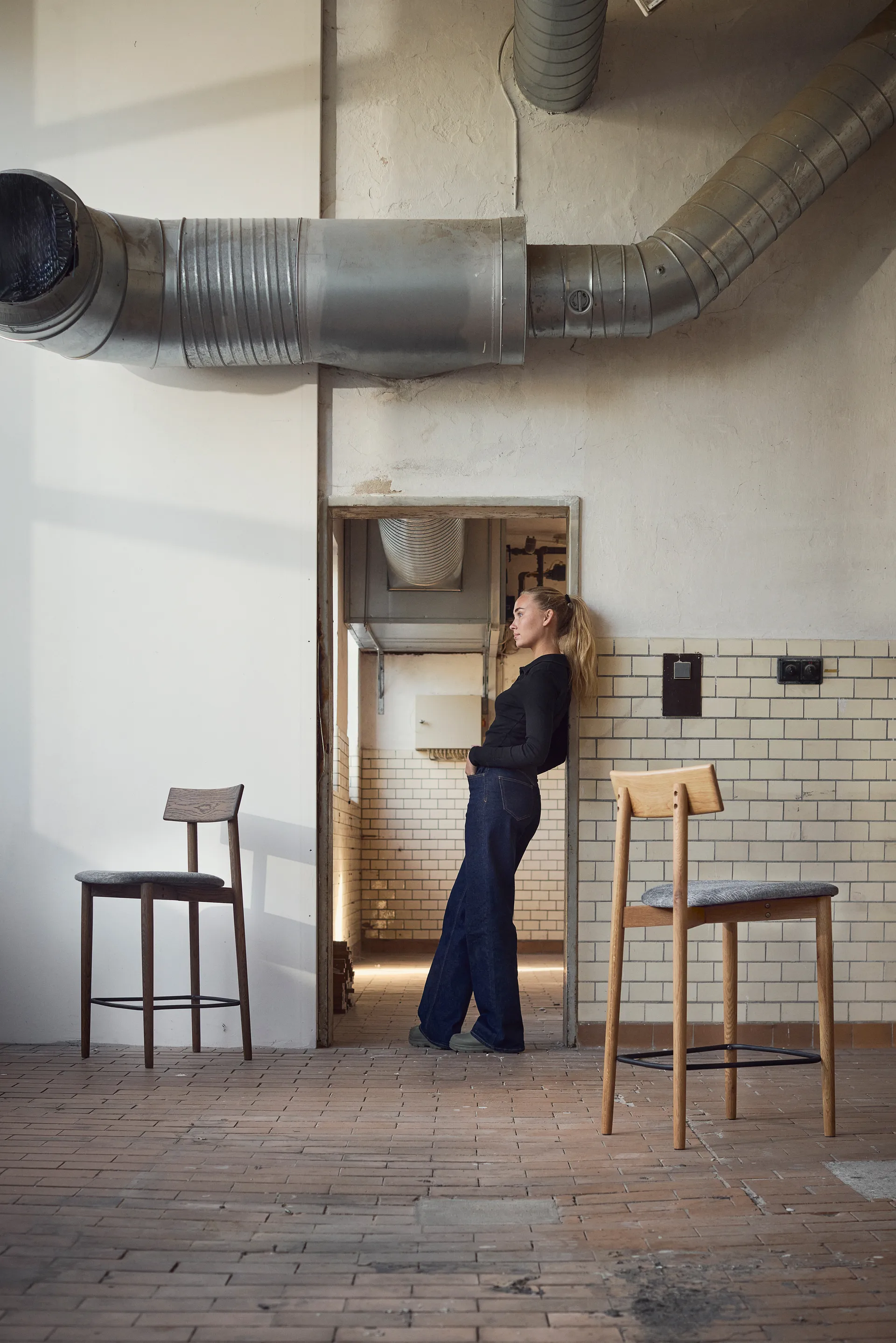 Tetra バースツール, Concrete-colored fabric–natural oiled oak MUUBS | ムーブス