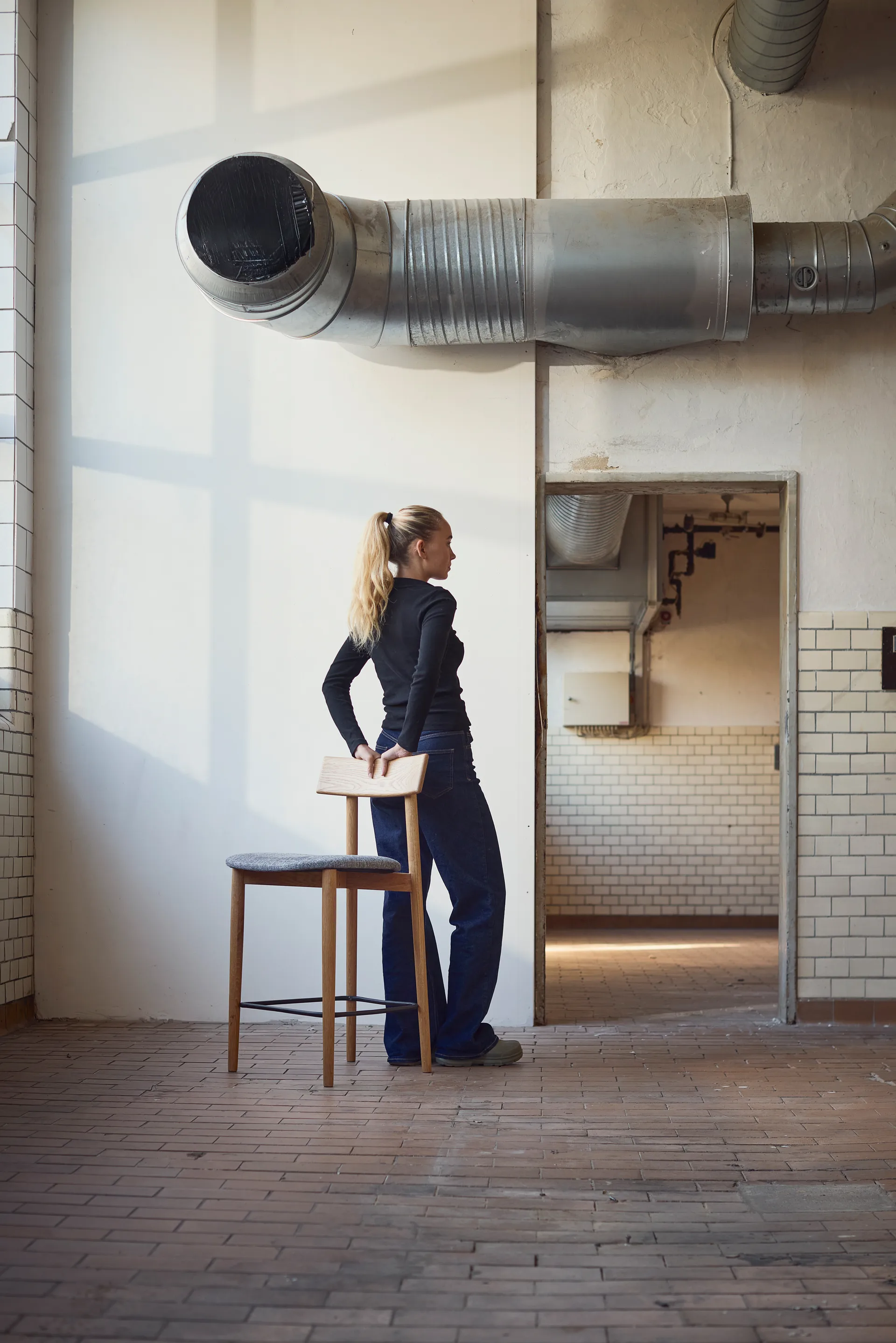 Tetra バースツール, Concrete-colored fabric–natural oiled oak MUUBS | ムーブス