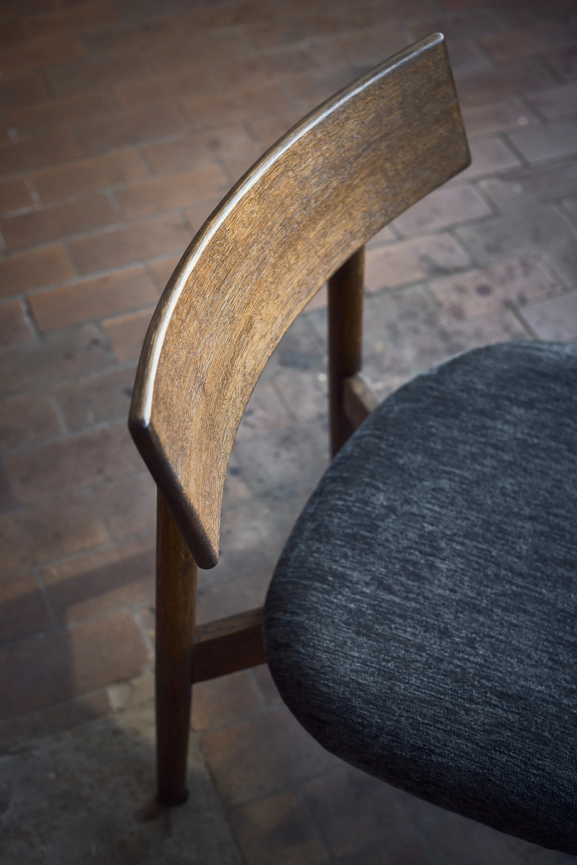 Tetra ラウンジチェア, Granite-colored fabric–dark oiled oak MUUBS | ムーブス