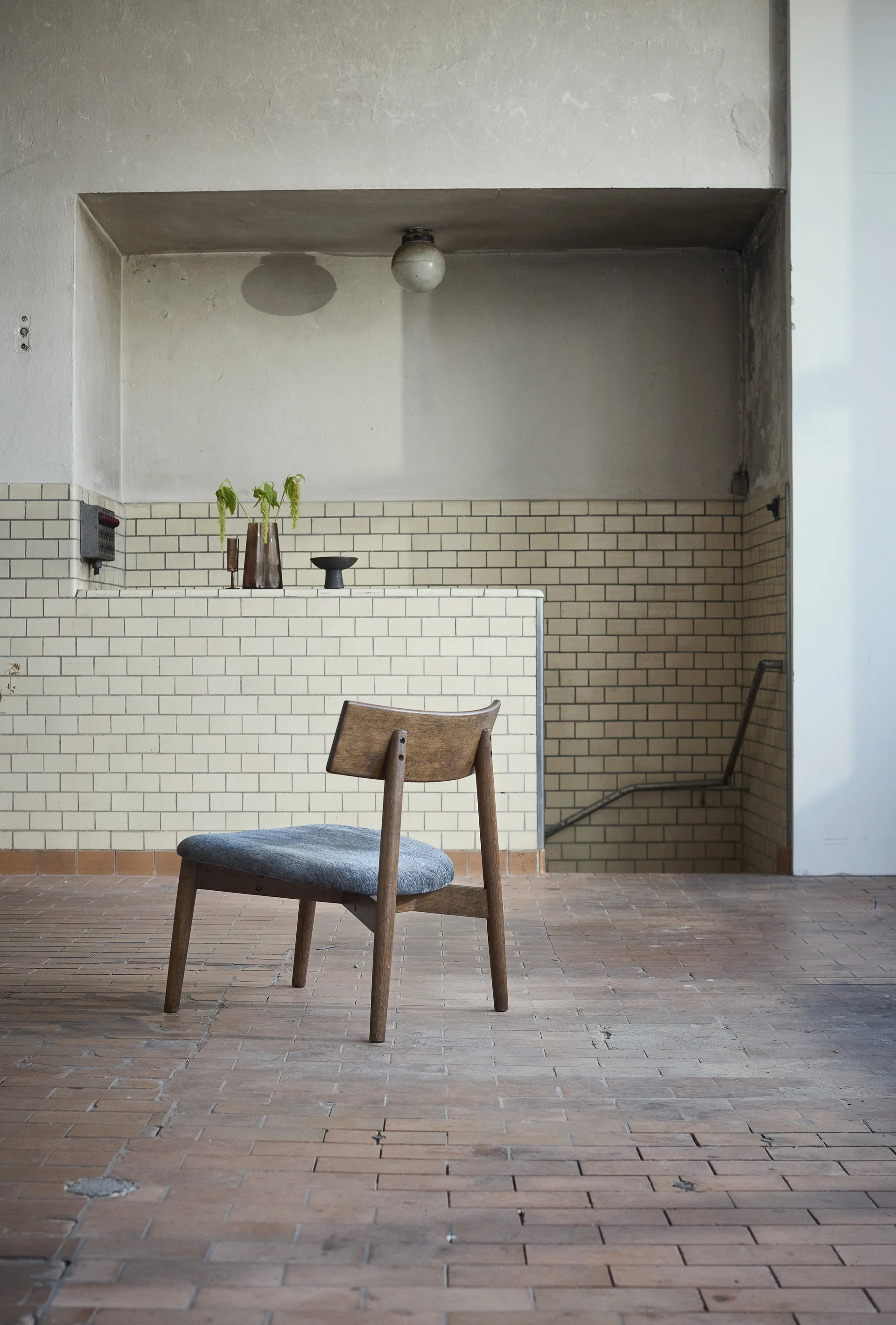 Tetra ラウンジチェア, Granite-colored fabric–dark oiled oak MUUBS | ムーブス
