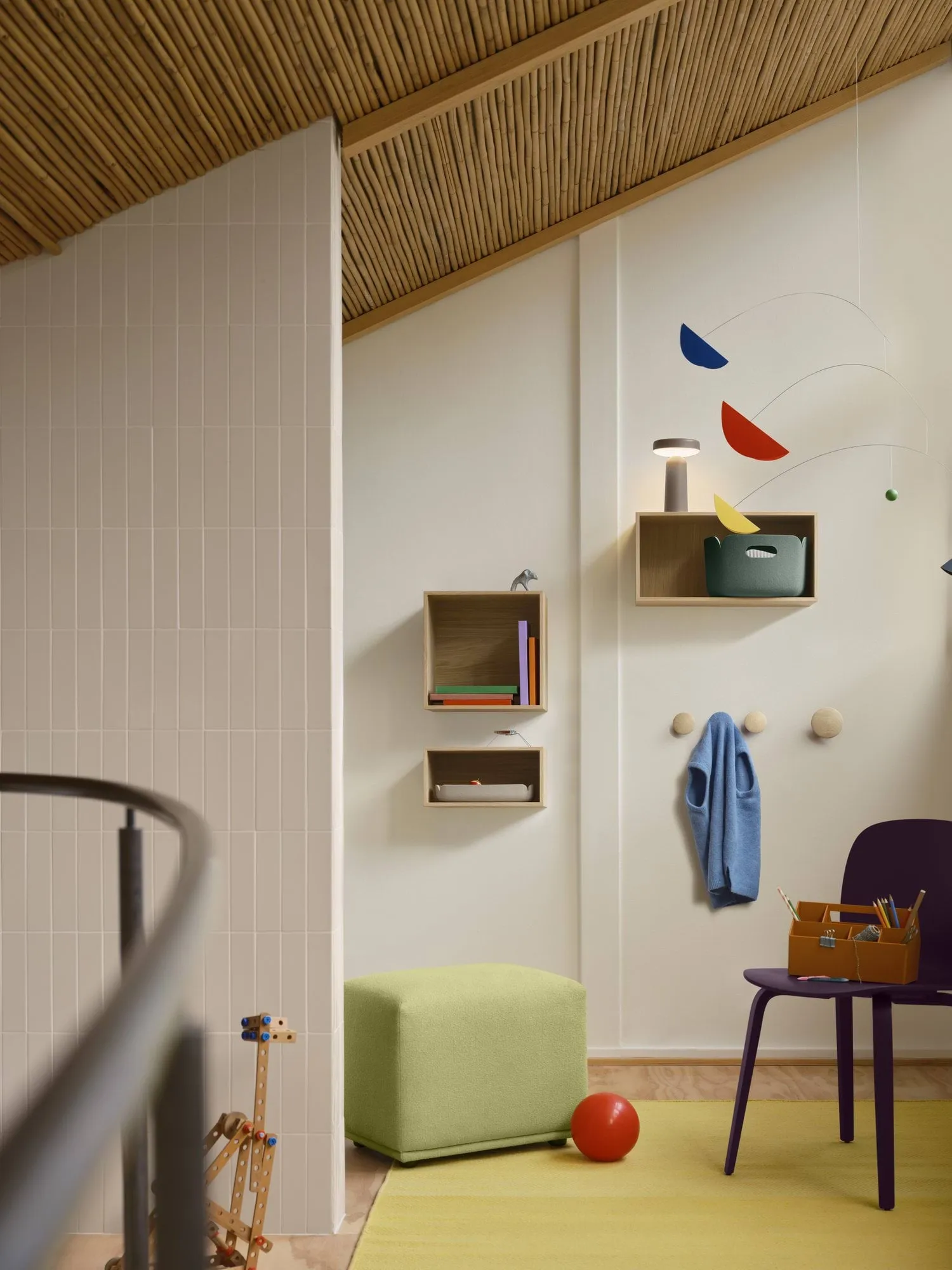 Dots Wood コートフック, Light olive, Ø13 cm Muuto | ムート