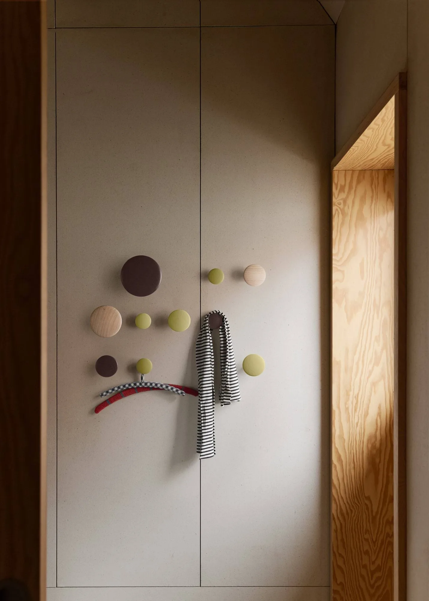 Dots Wood コートフック, Light olive, Ø6.5 cm Muuto | ムート