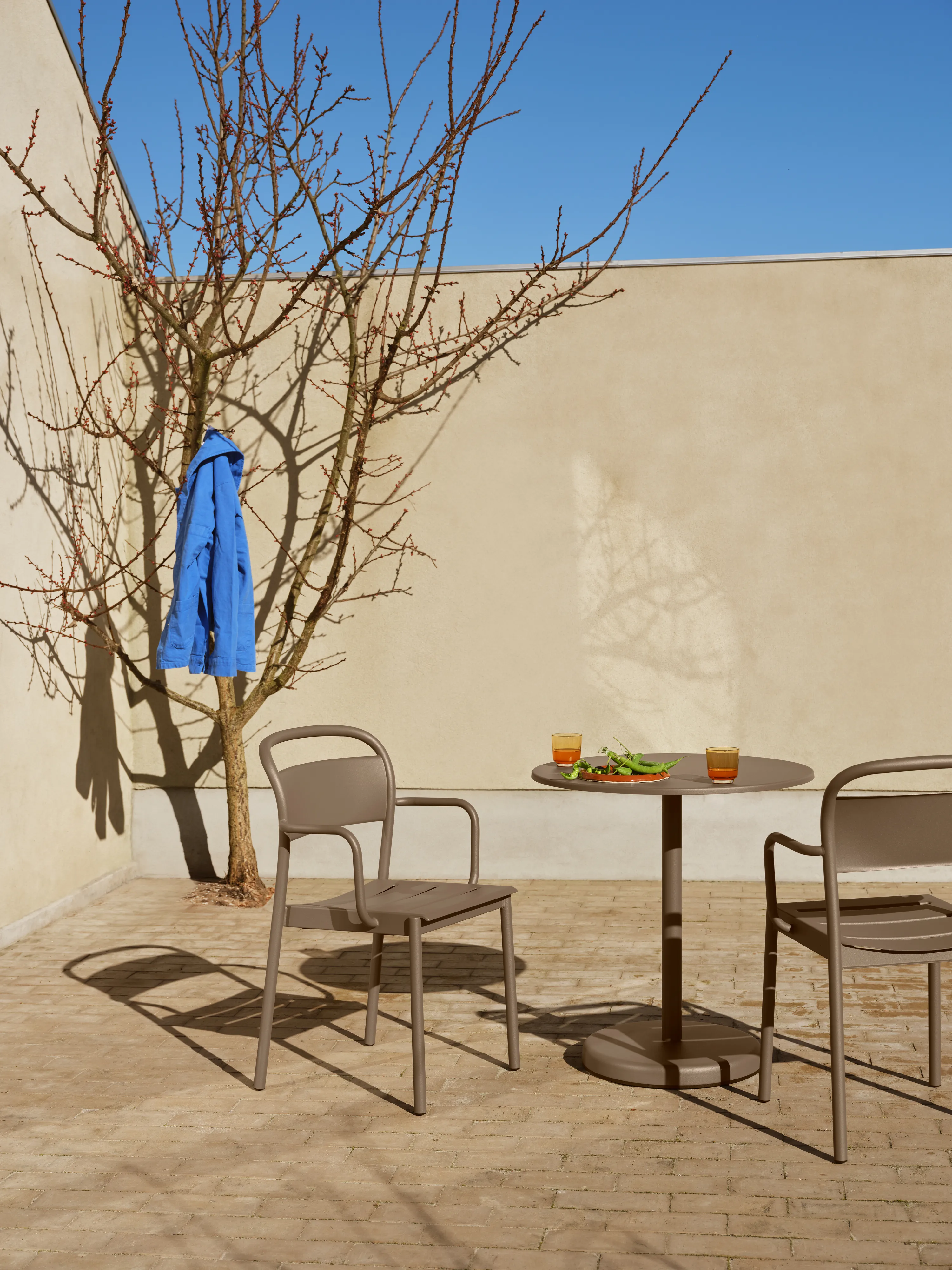 Muuto | ムート からのLinear Steel アームチェア - NordicNest.jp