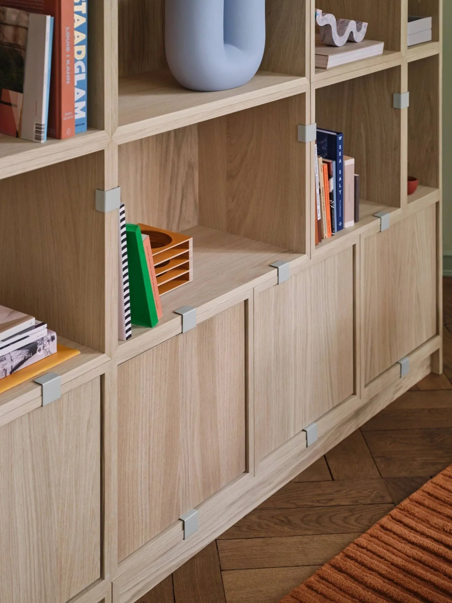 Stacked 2.0 シェルフ ブラックプレート, large, oak Muuto | ムート