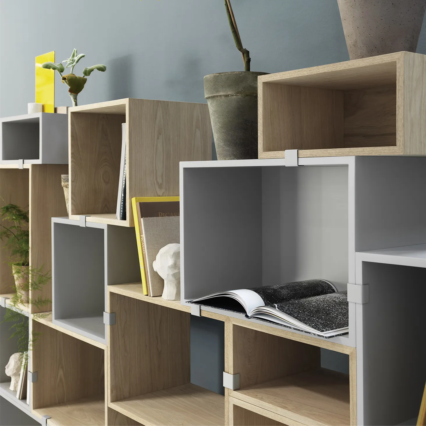 Muuto | ムート からのStacked 2.0 shelving with back プレート