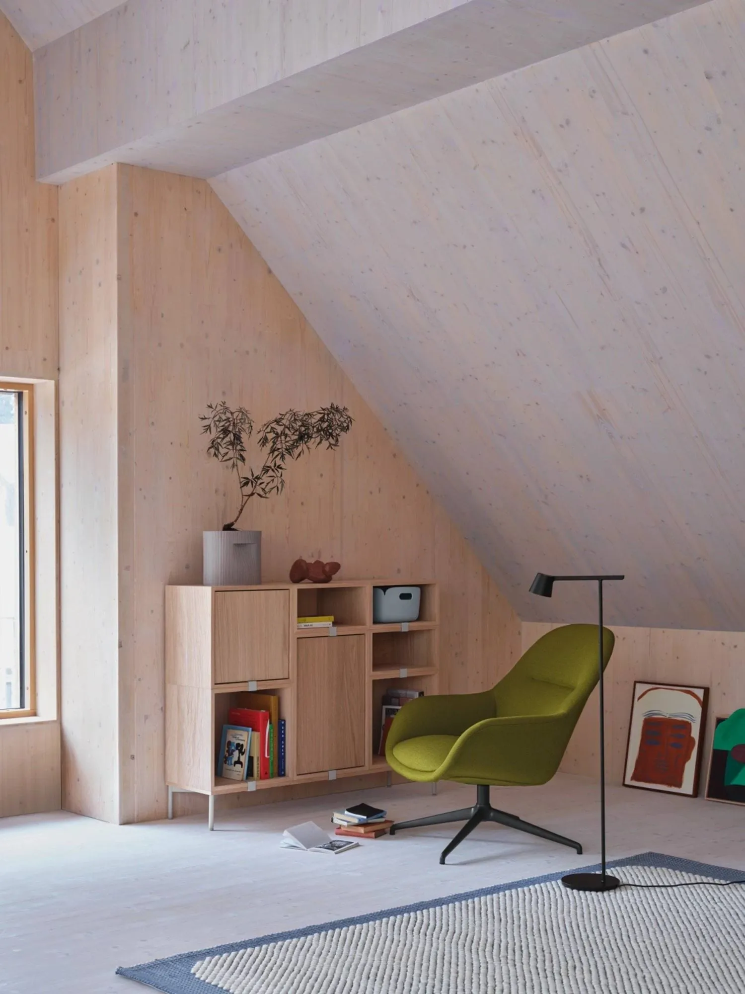 Stacked 2.0 シェルフ ブラックプレート, small, oak Muuto | ムート