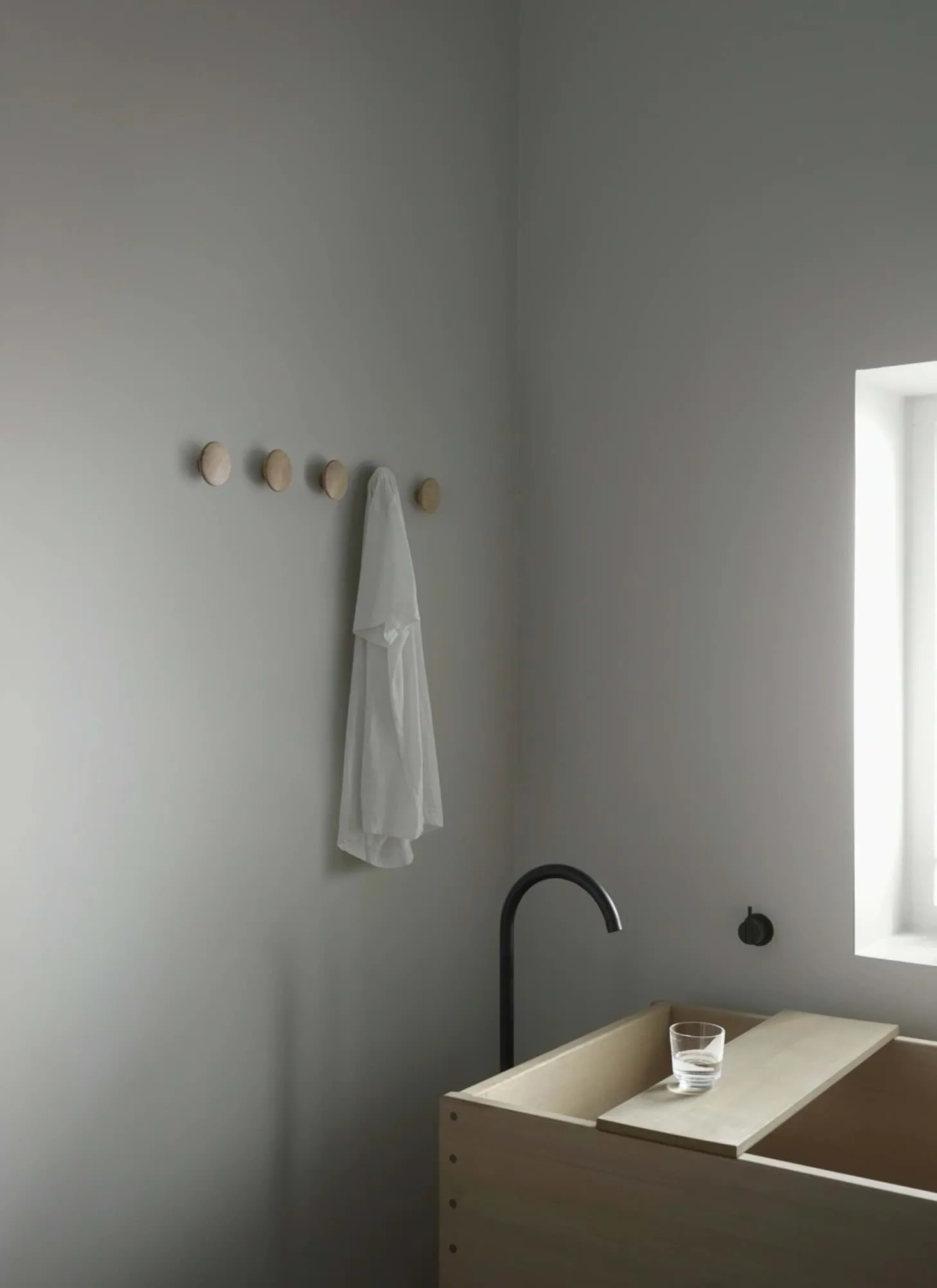 The Dots 衣類用フック オーク, Ø6,5 cm Muuto | ムート