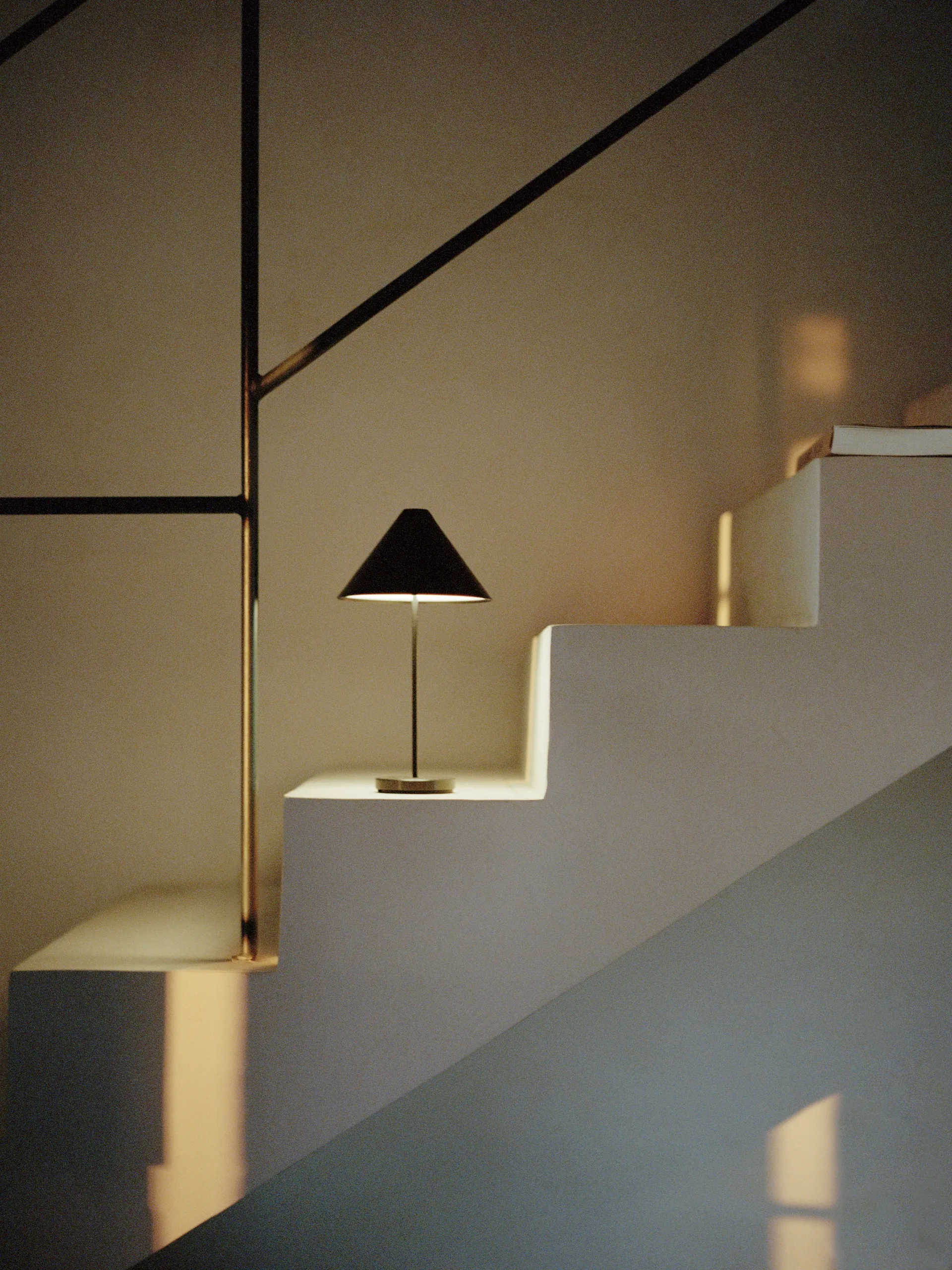 Brolly ポータブルテーブルランプ, Steel black New Works | ニューワークス