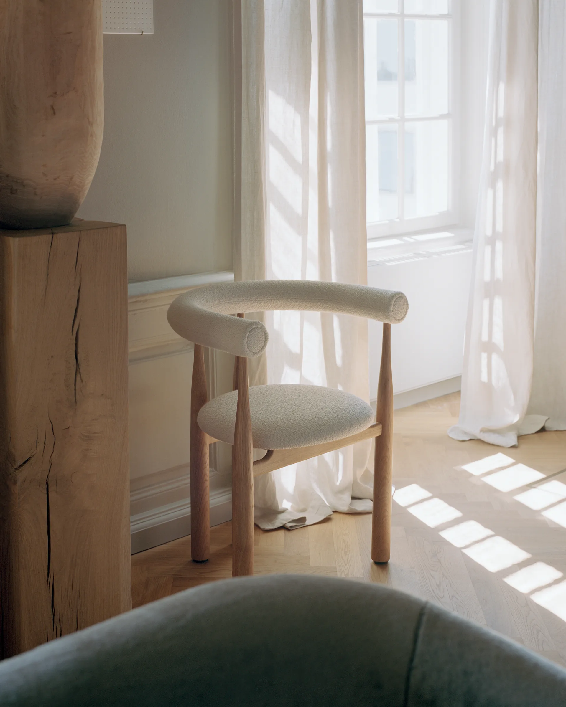 Bukowski アップホルスター アームチェア, Oak, Barnum Lana New Works | ニューワークス