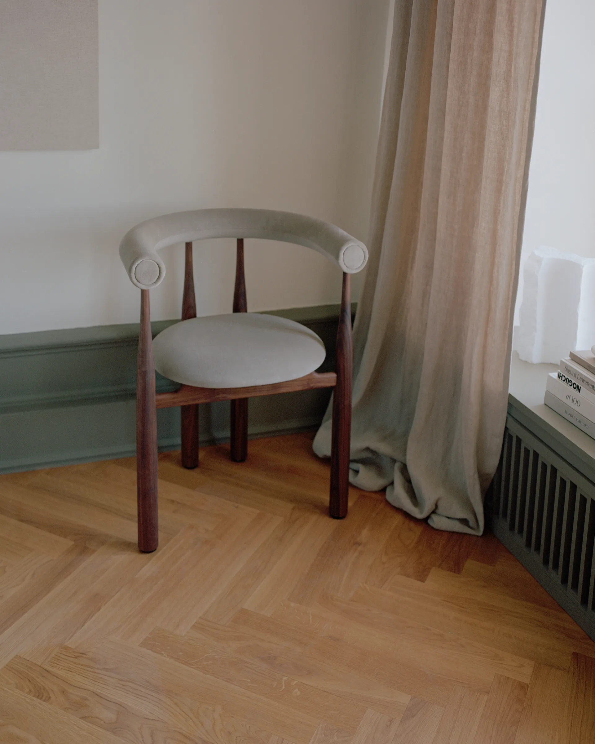 Bukowski アップホルスター アームチェア, Walnut, Megan 26 Beige New Works | ニューワークス